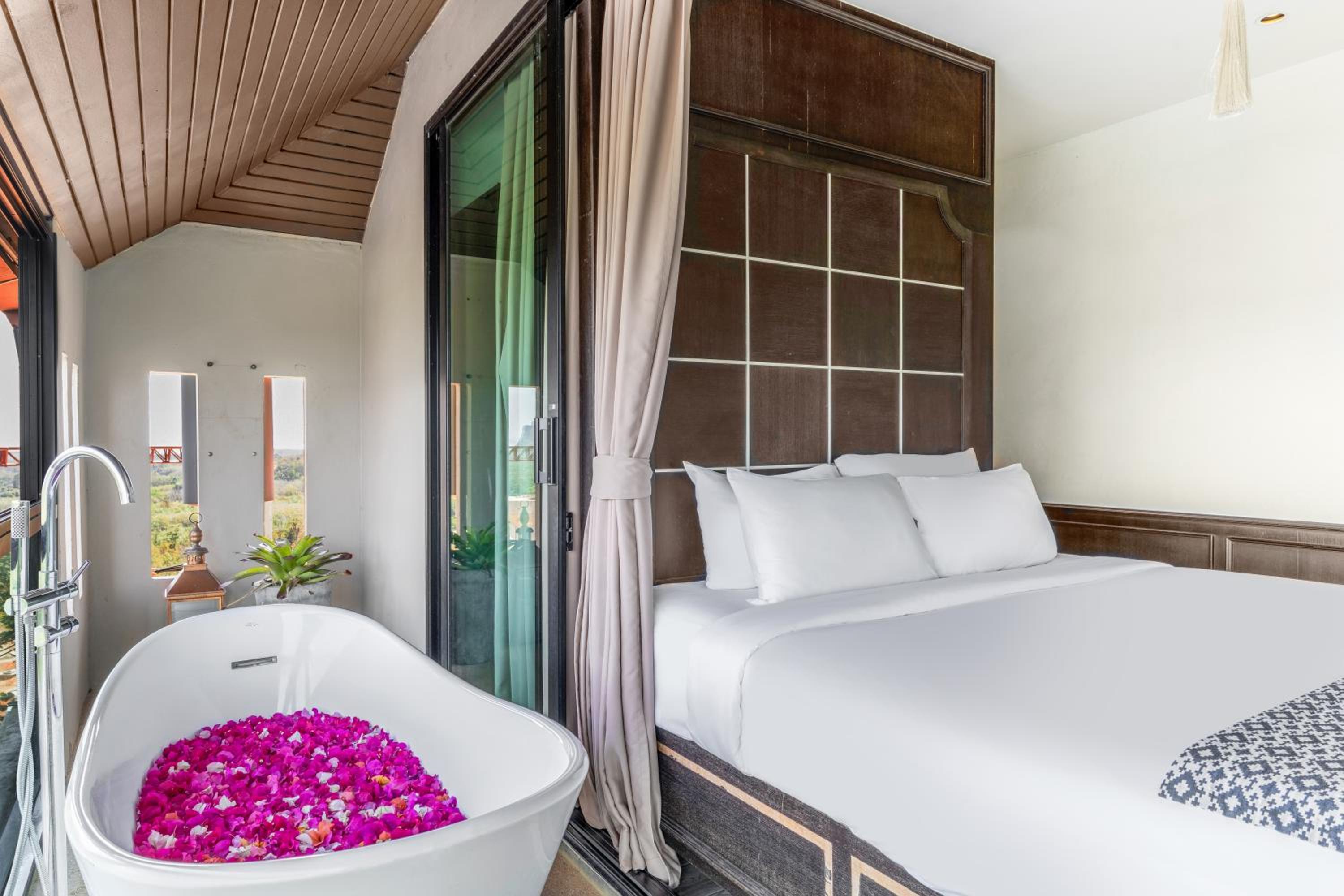 Superior Seaview with Bathtub