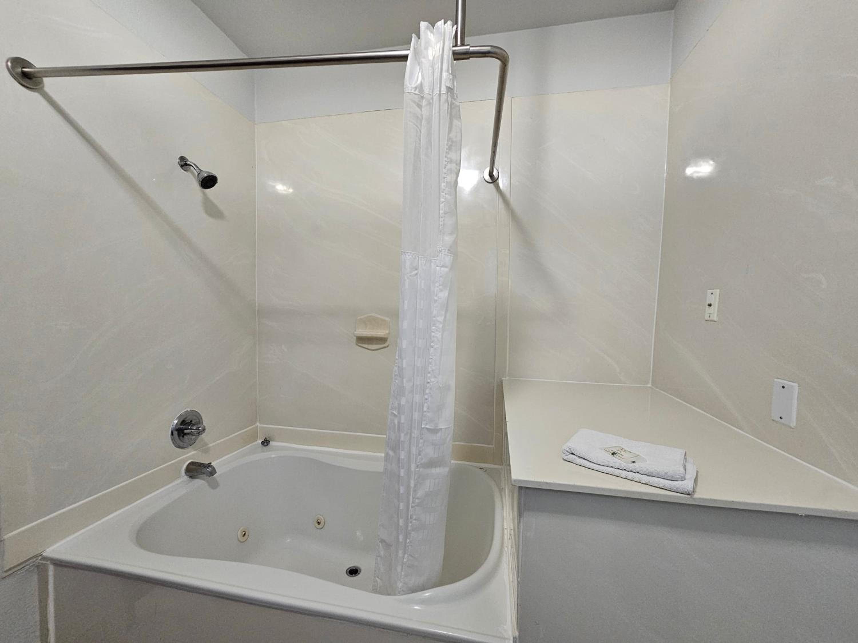 King Room - Non-Smoking - Photo 5