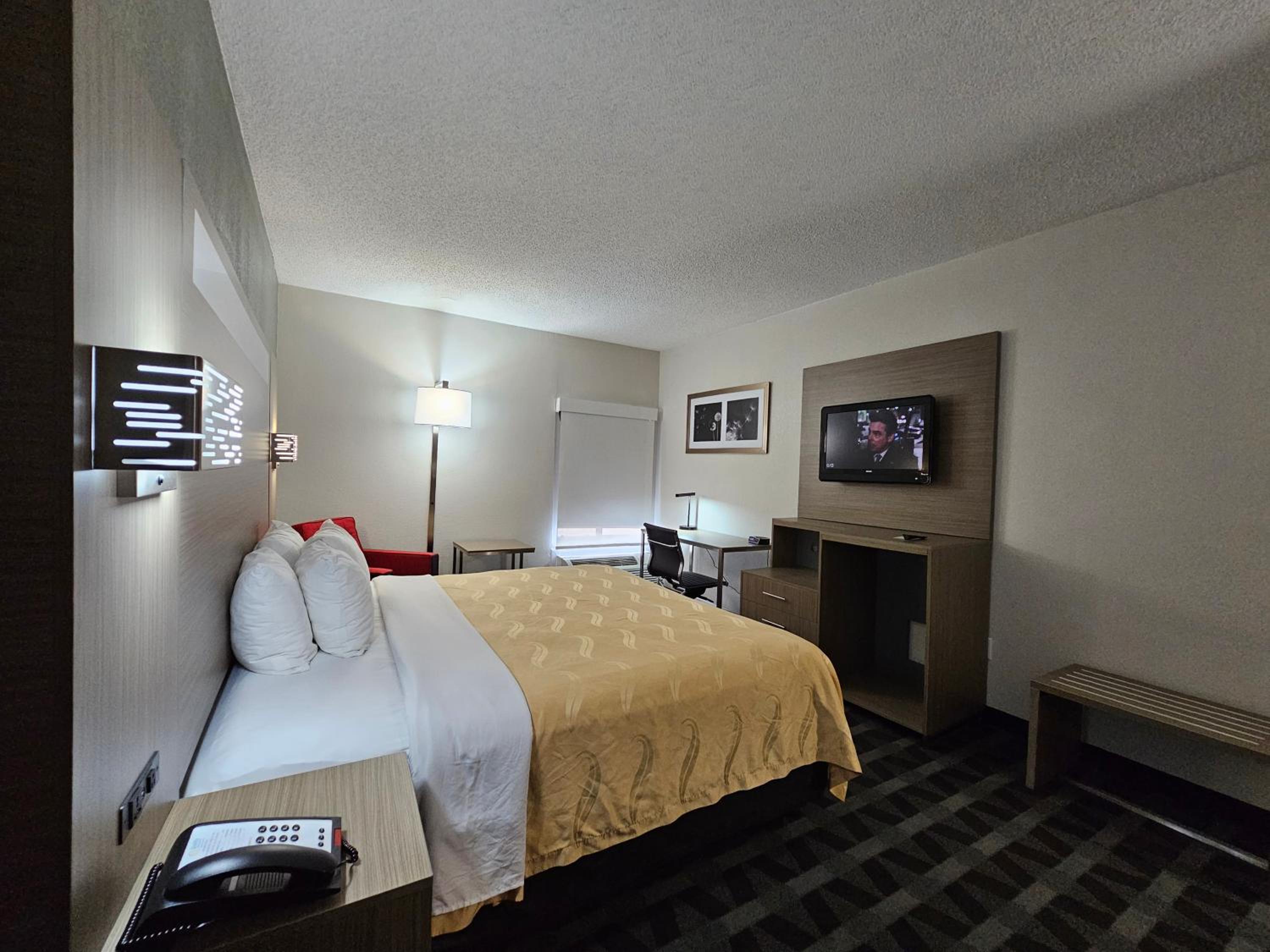 King Room - Non-Smoking - Photo 6