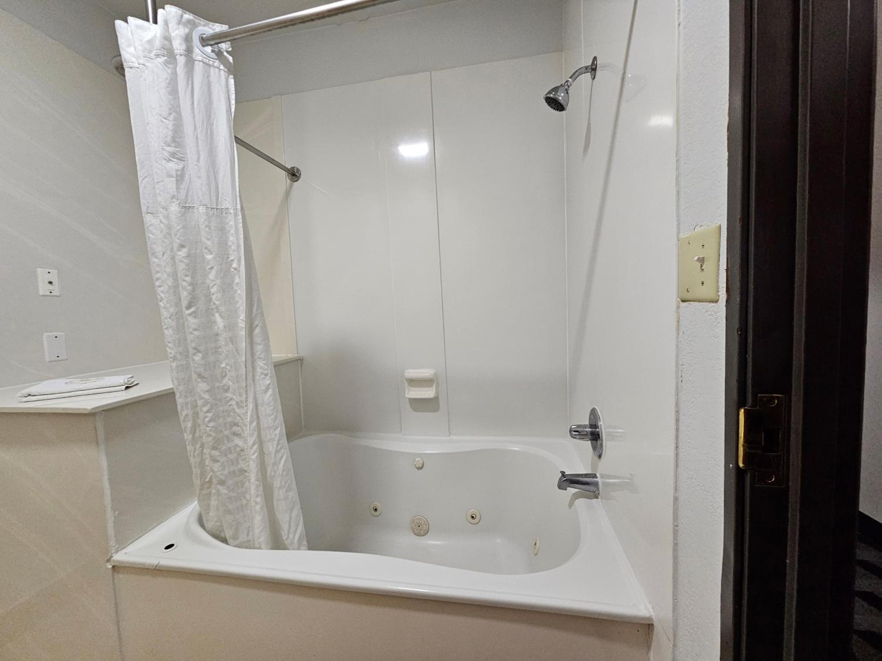 King Suite with Whirlpool Bath - Accessible/Non-Smoking