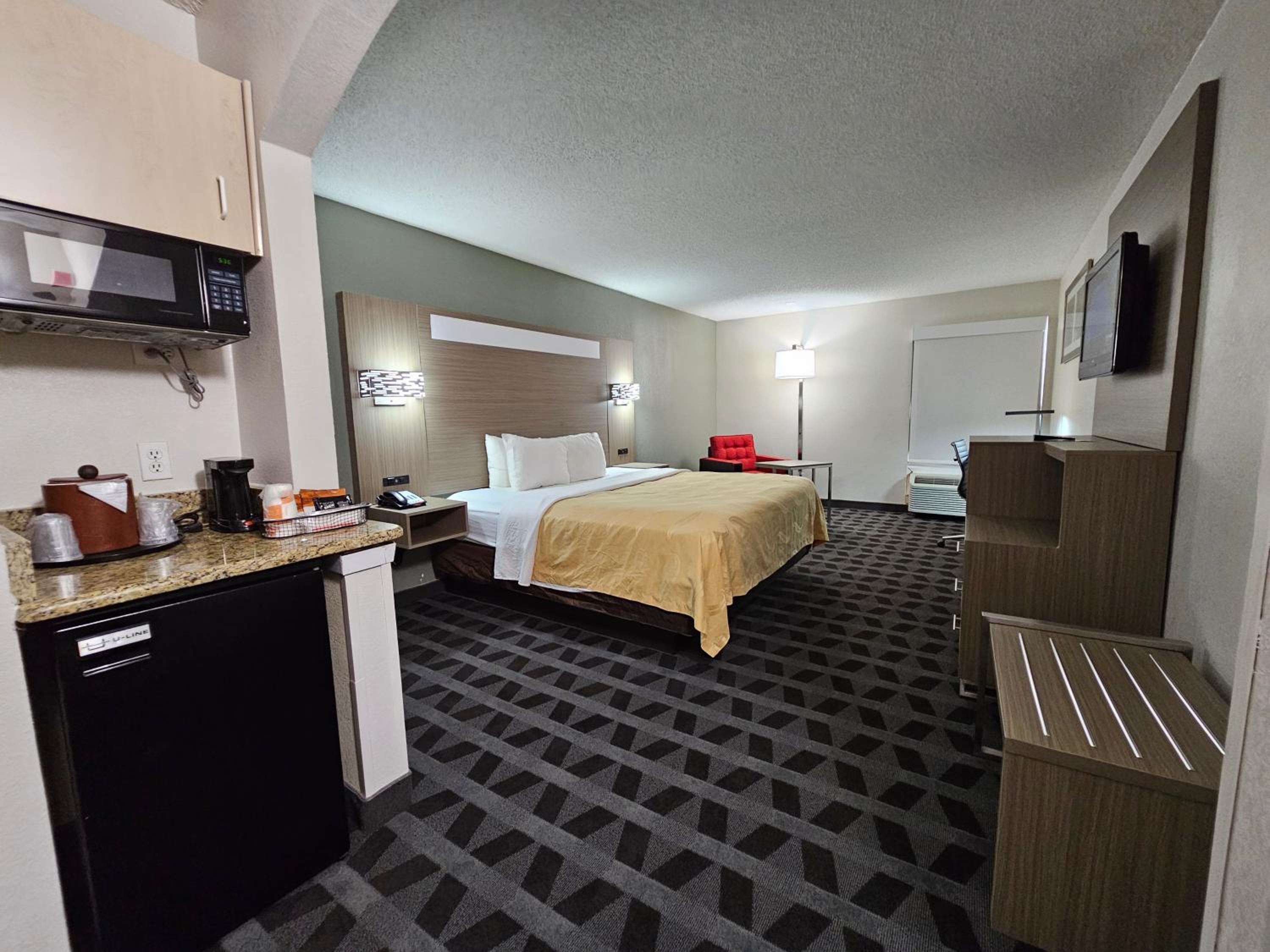 King Room - Non-Smoking - Photo 9