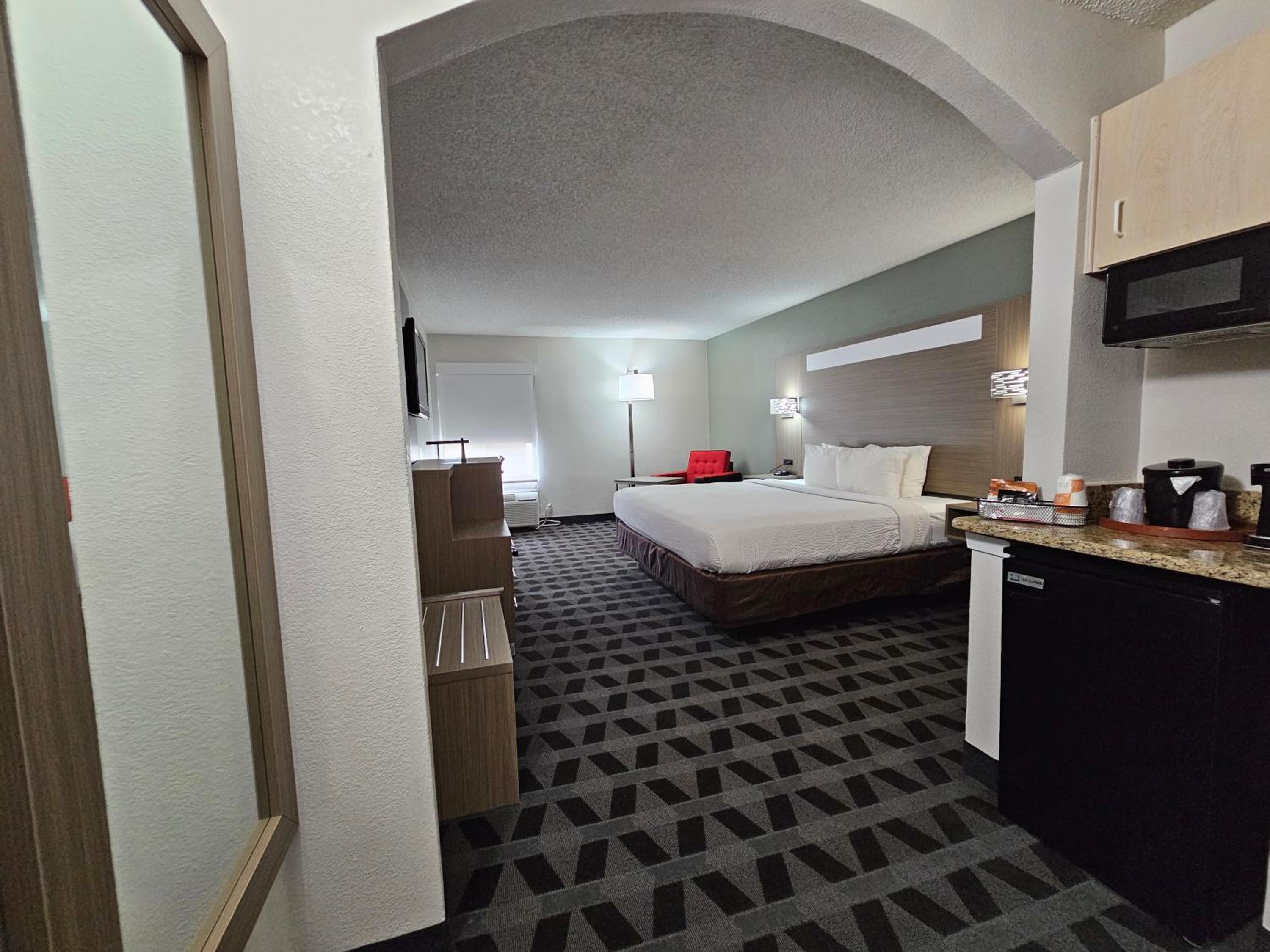 King Room - Non-Smoking - Photo 11
