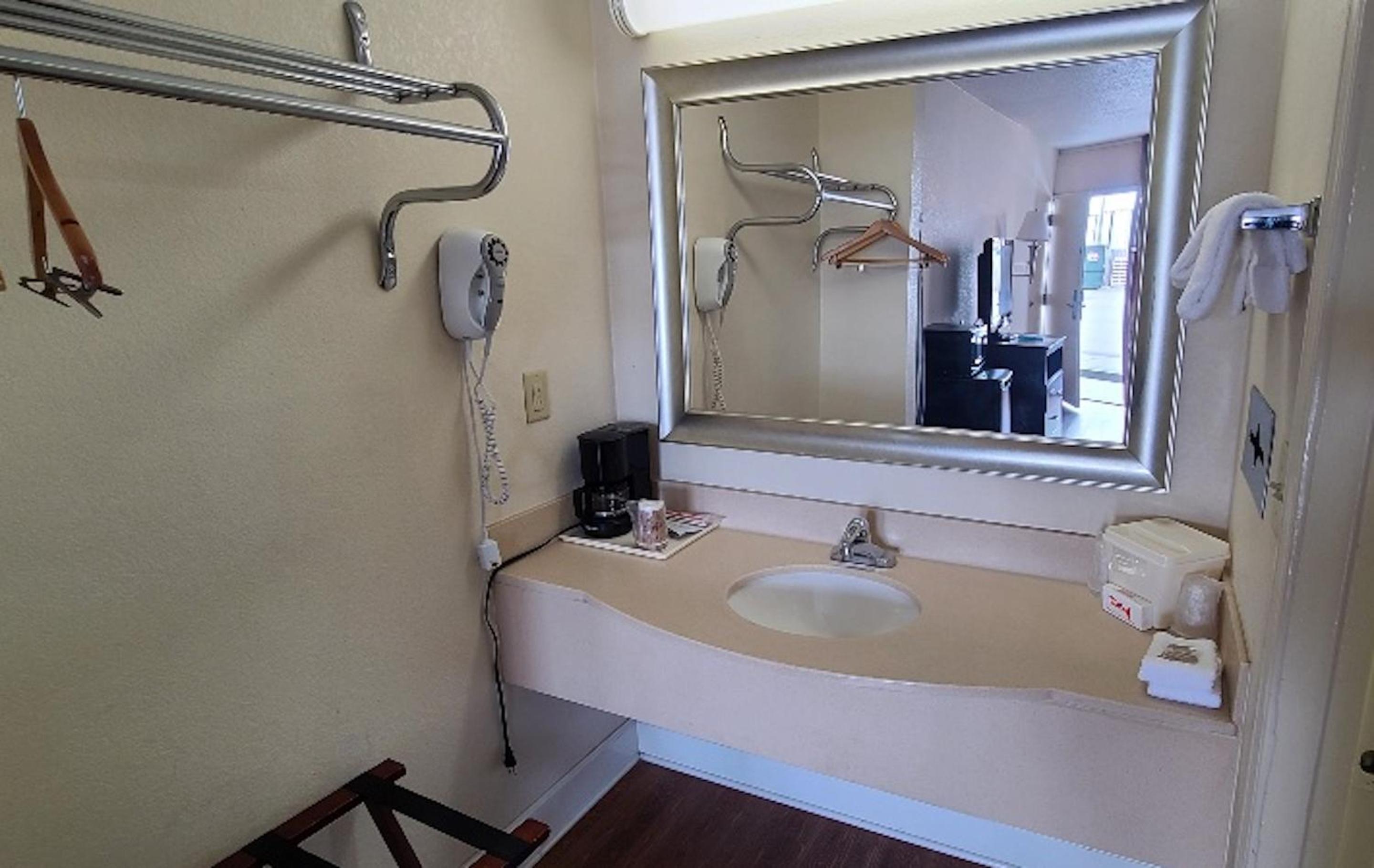 Deluxe Room with Two Double Beds Non-Smoking - Photo 5