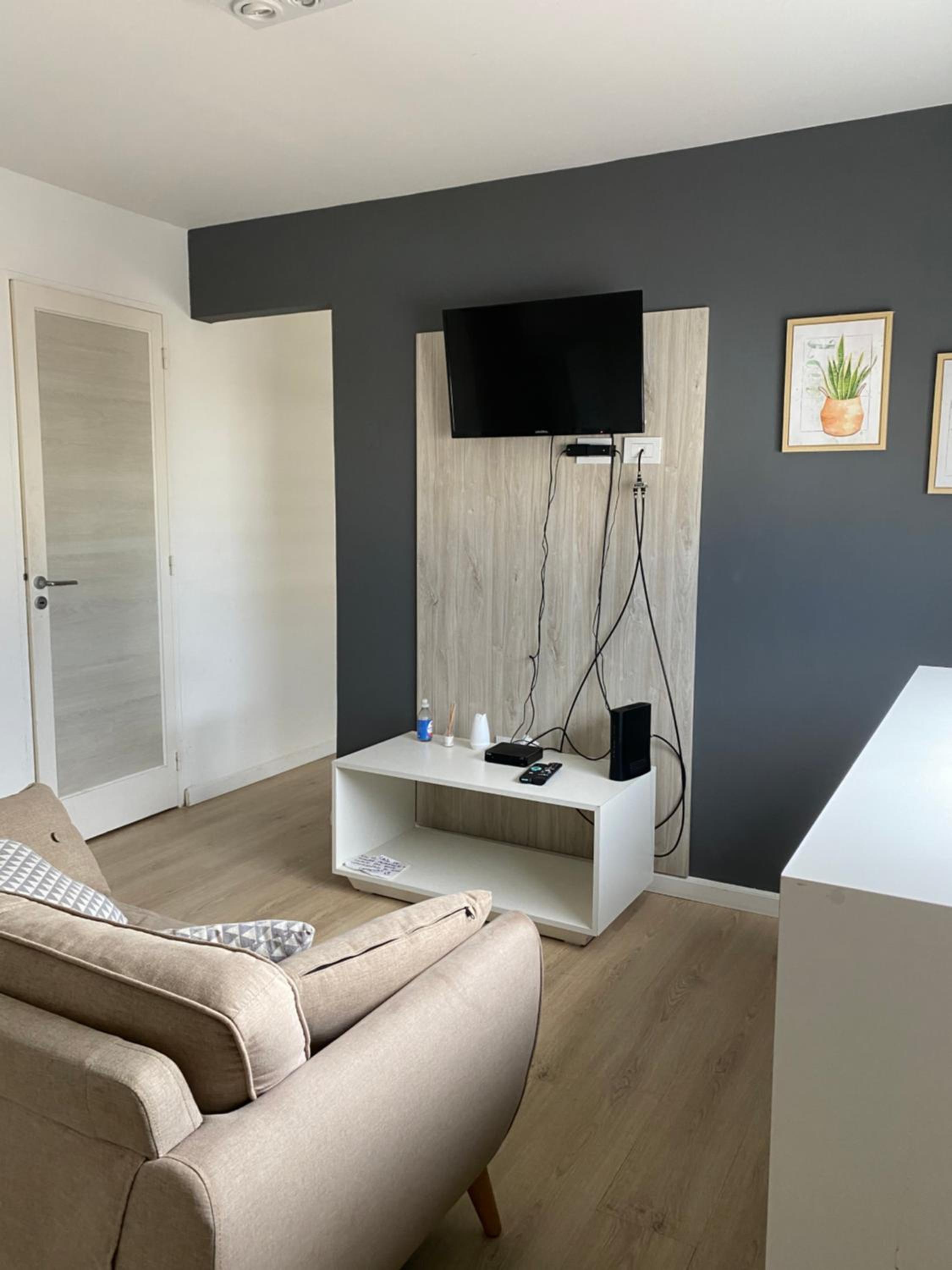 One-Bedroom Apartment photo 1