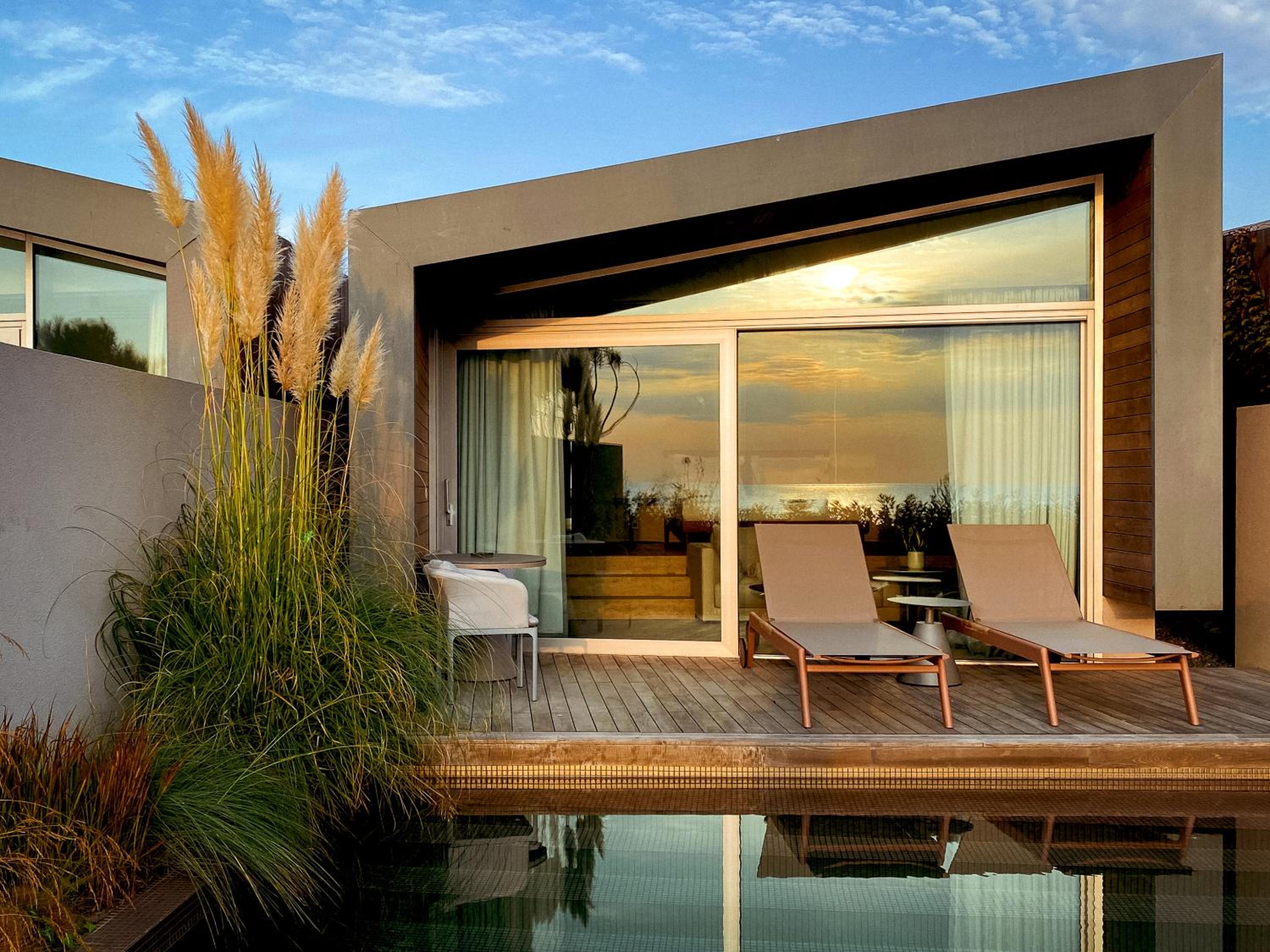 One-bedroom Deluxe Beach Villa River Side with private pool and front sea view photo 3