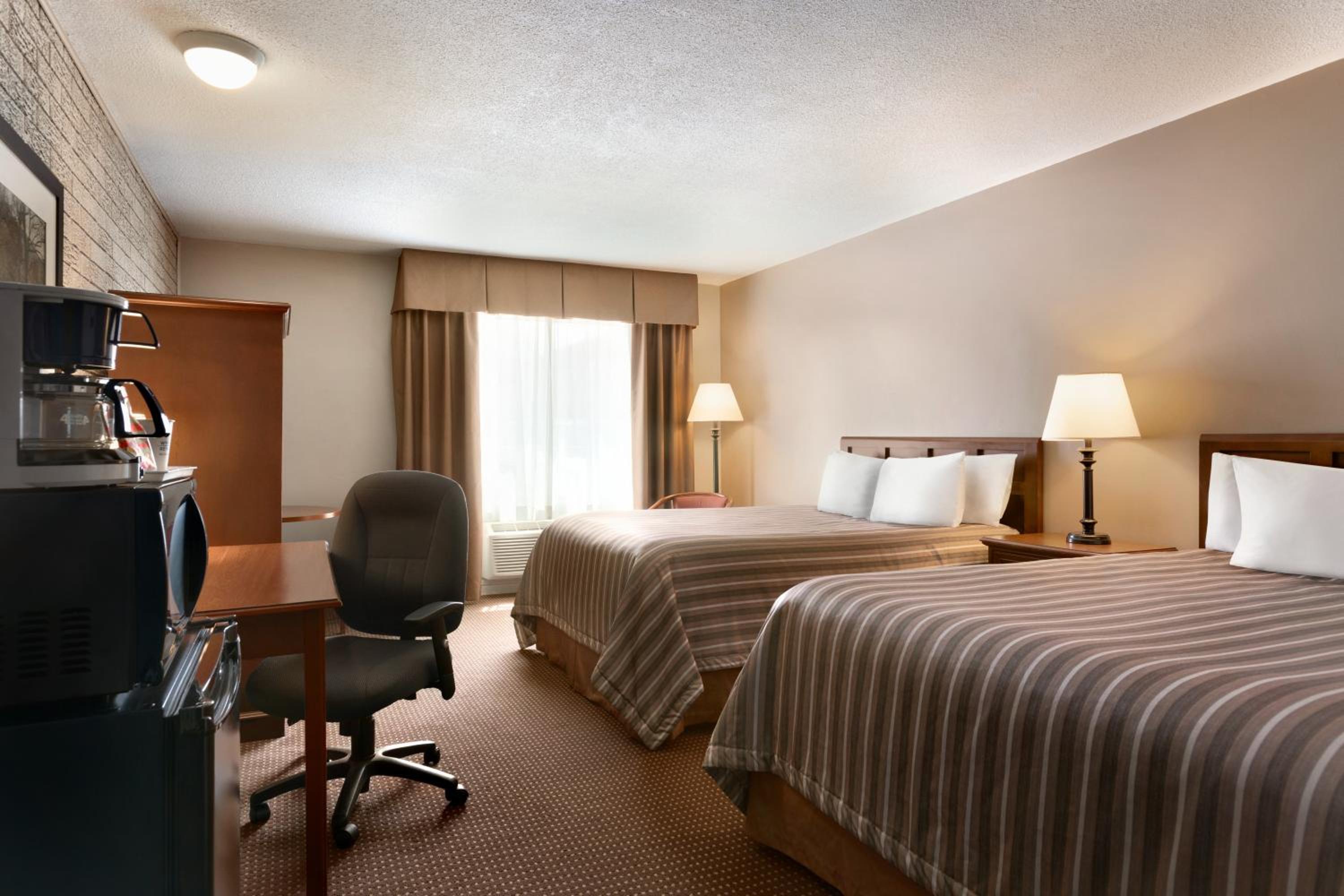 Deluxe Business Queen Room with Two Queen Beds - Non-Smoking - Photo 2