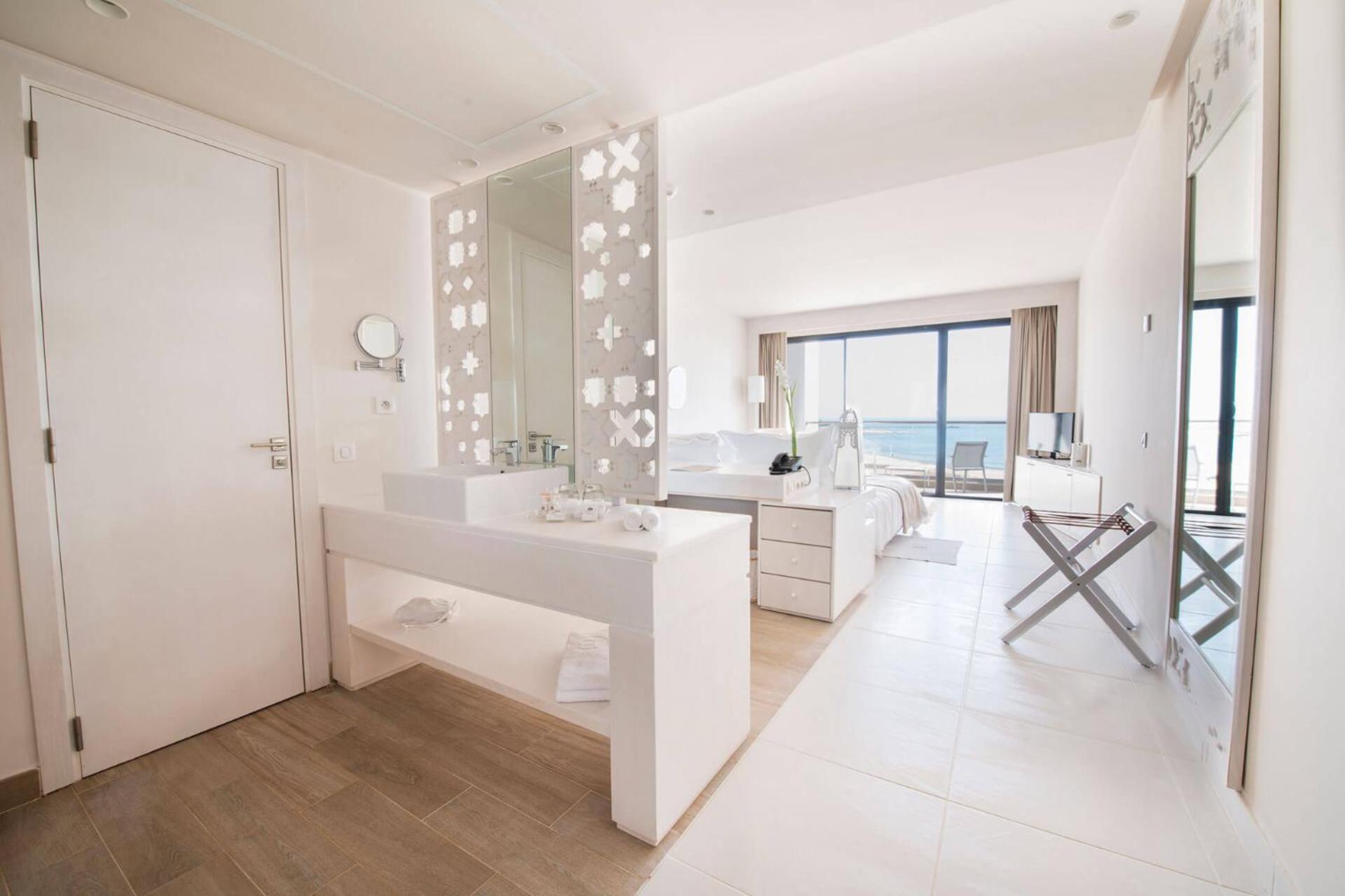 Deluxe Double or Twin Suite with Sea View