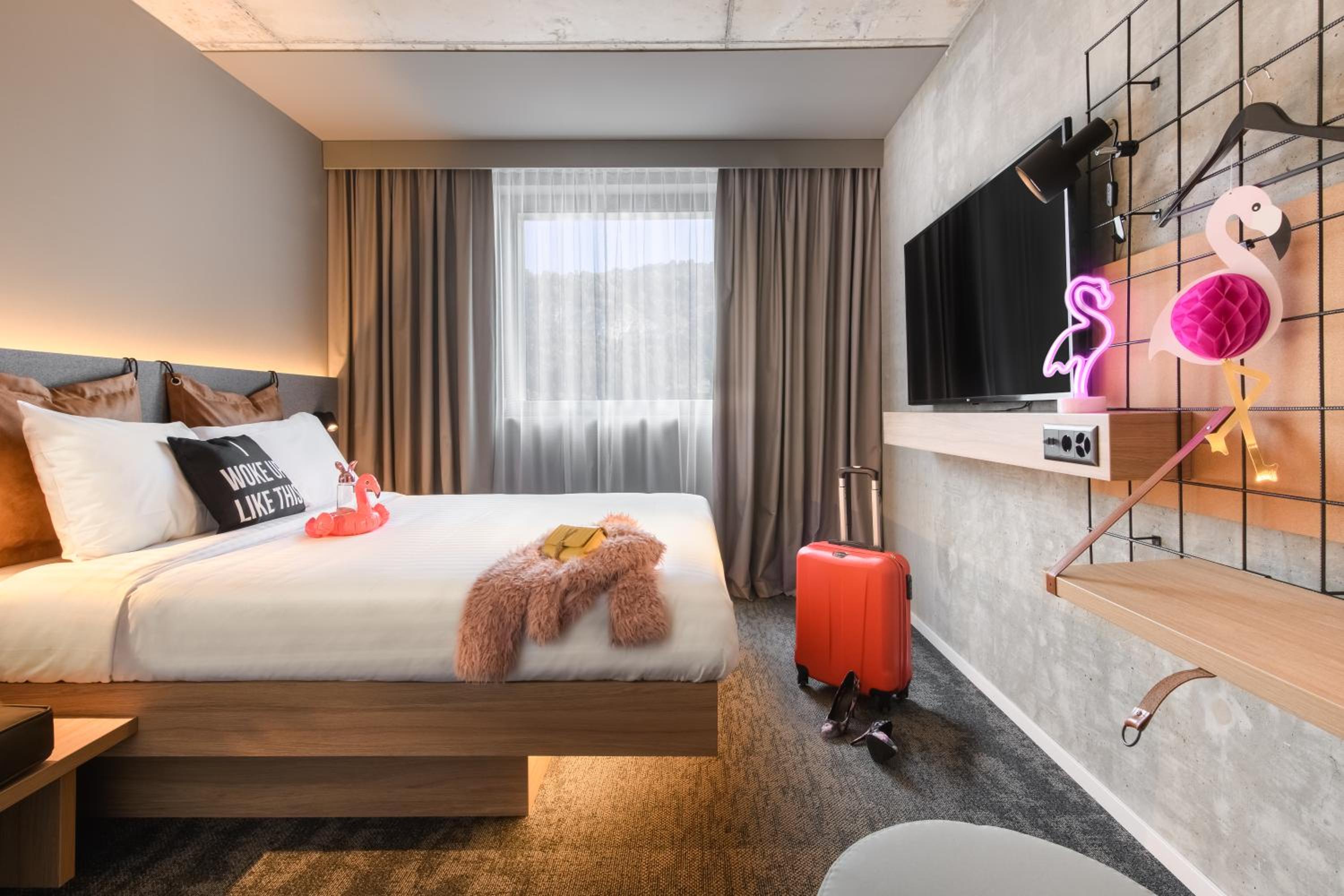 Moxy Standard Guest room with 1 Queen, Courtyard view - Photo 1