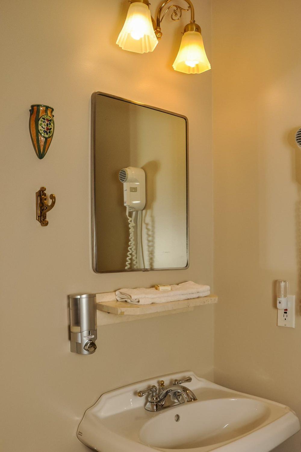 Queen Room photo 2