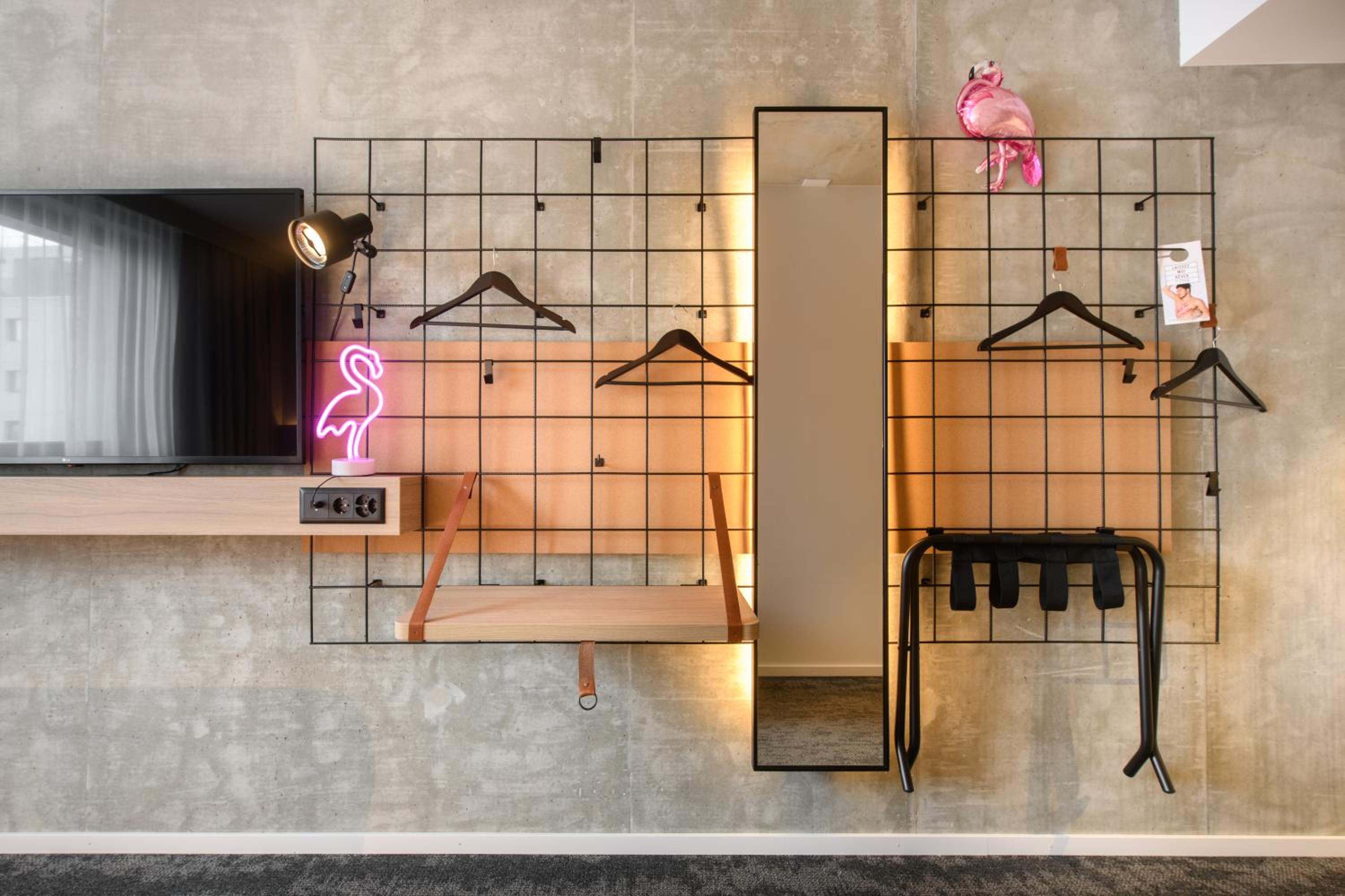 Moxy Standard Guest room with 1 Queen, Courtyard view - Photo 2