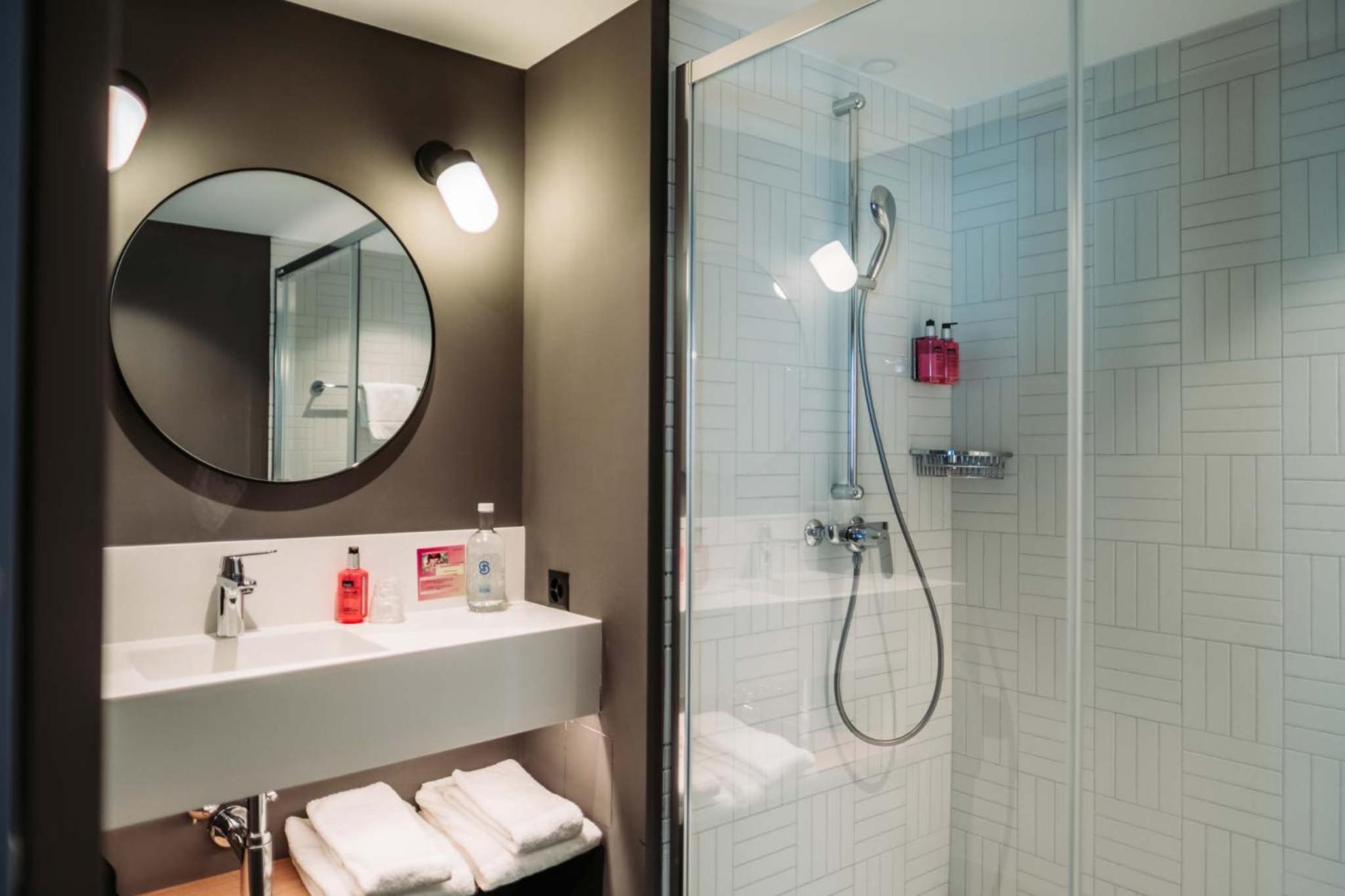 Moxy Standard Guest room with 1 Queen, Courtyard view - Photo 3