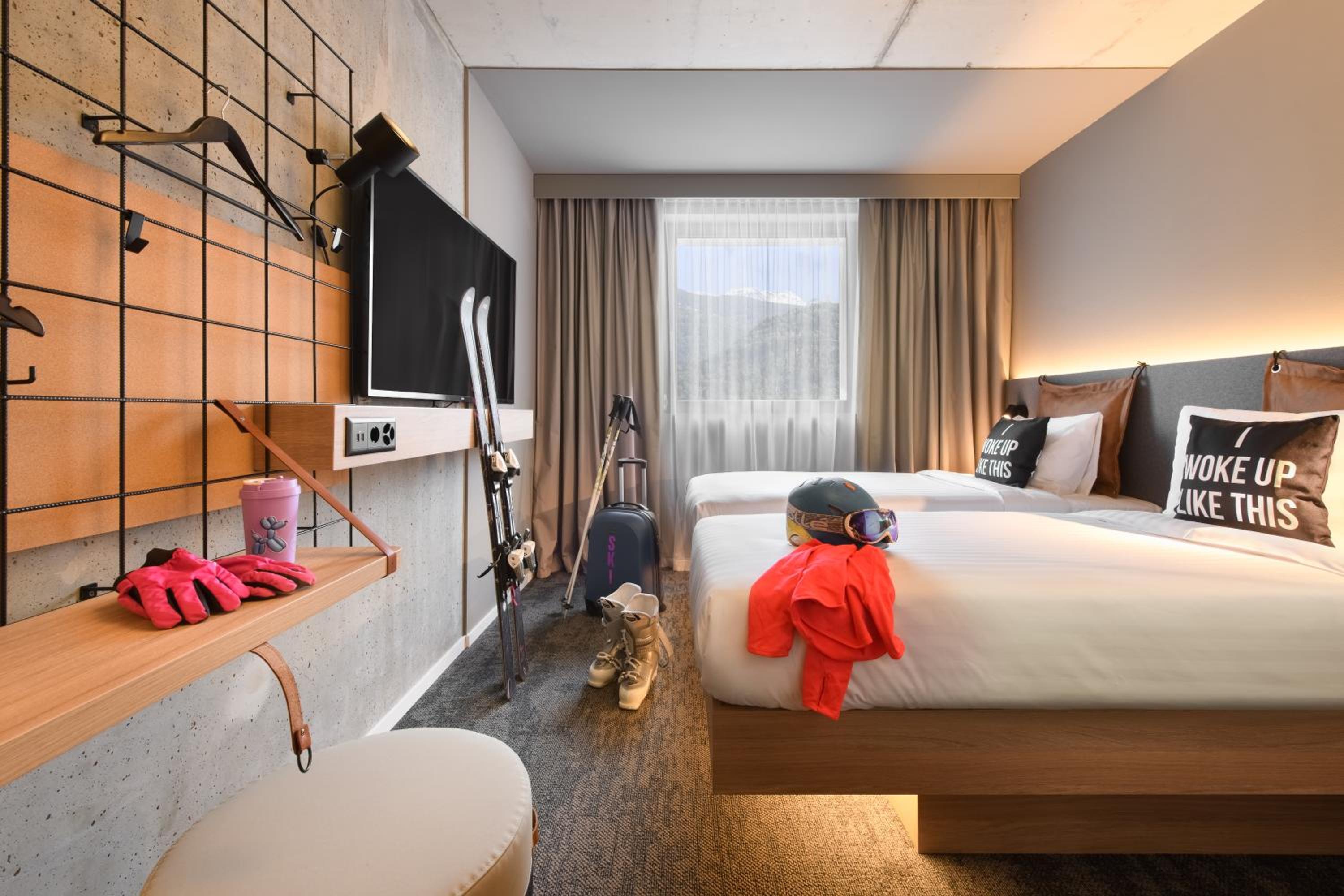 Moxy Standard Guest room with 2 Twin/Single Bed(s) - Photo 1