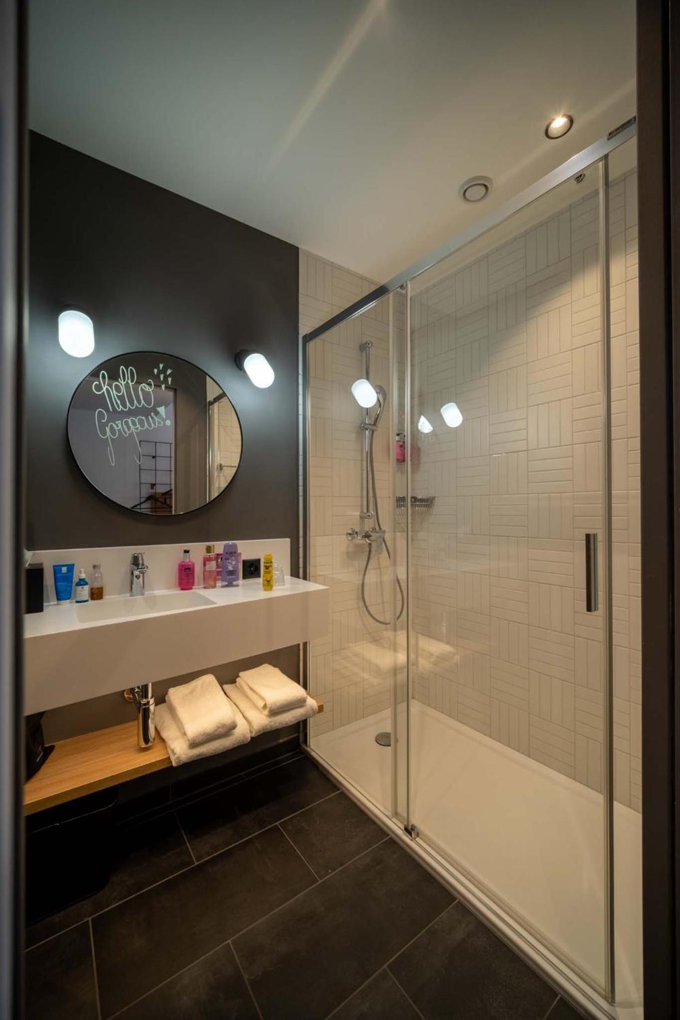 Moxy Standard Guest room with 2 Twin/Single Bed(s) - Photo 3