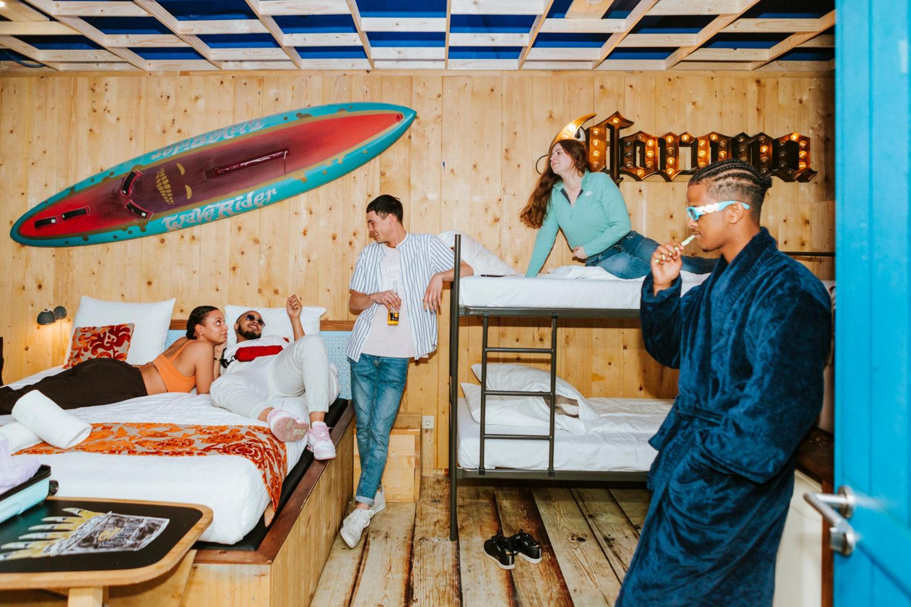 8-Person Studio with Beach Theme