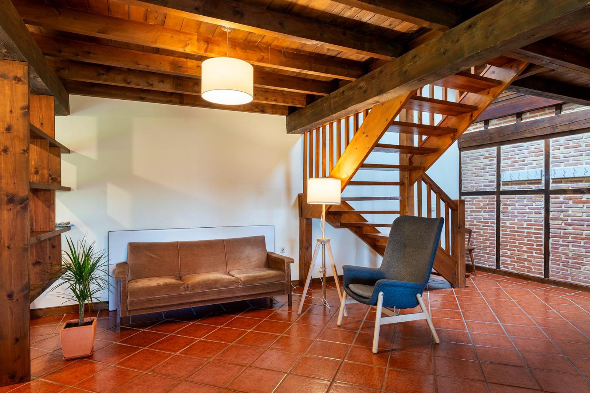 Five-Bedroom House photo 2