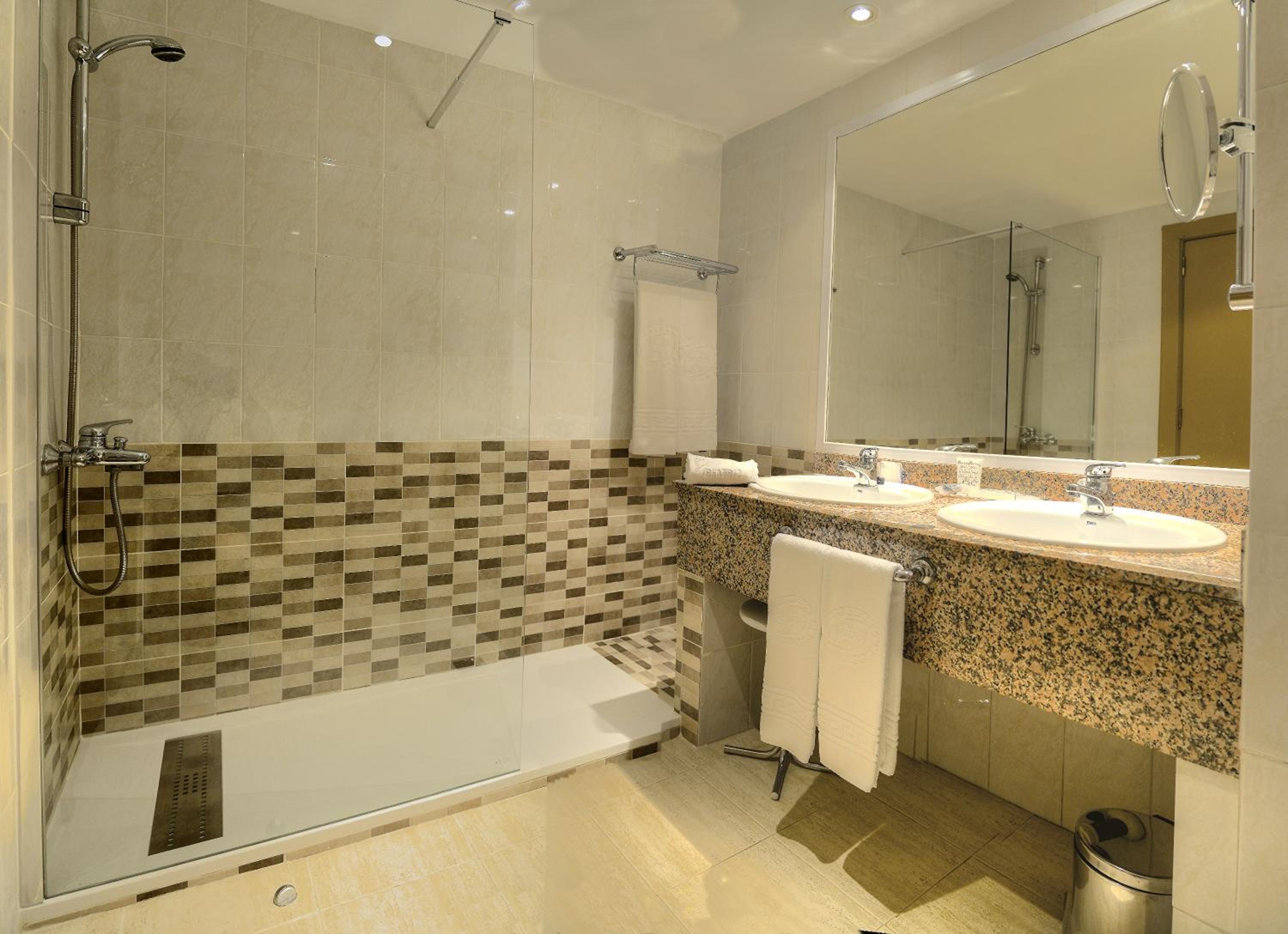 Twin Room - Photo 8