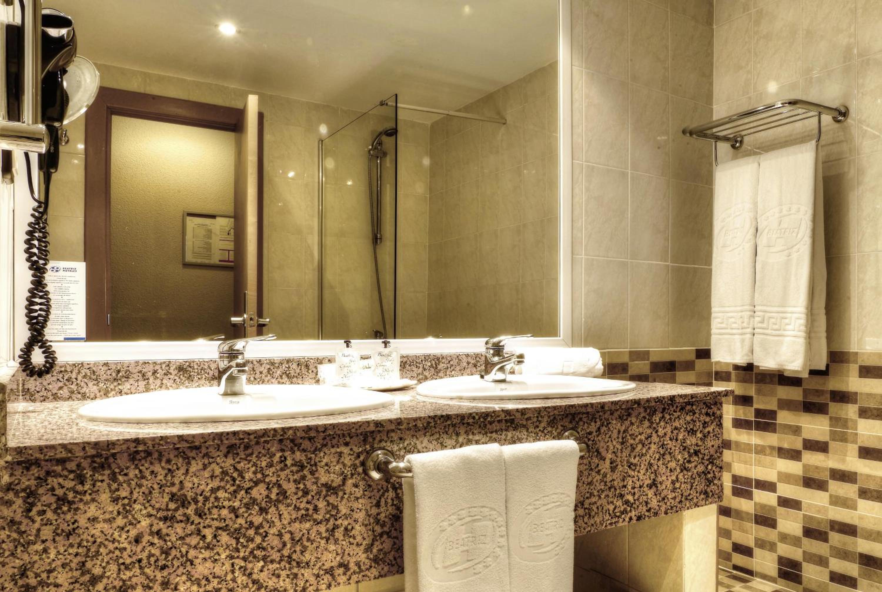 Double Room with City View - Photo 13