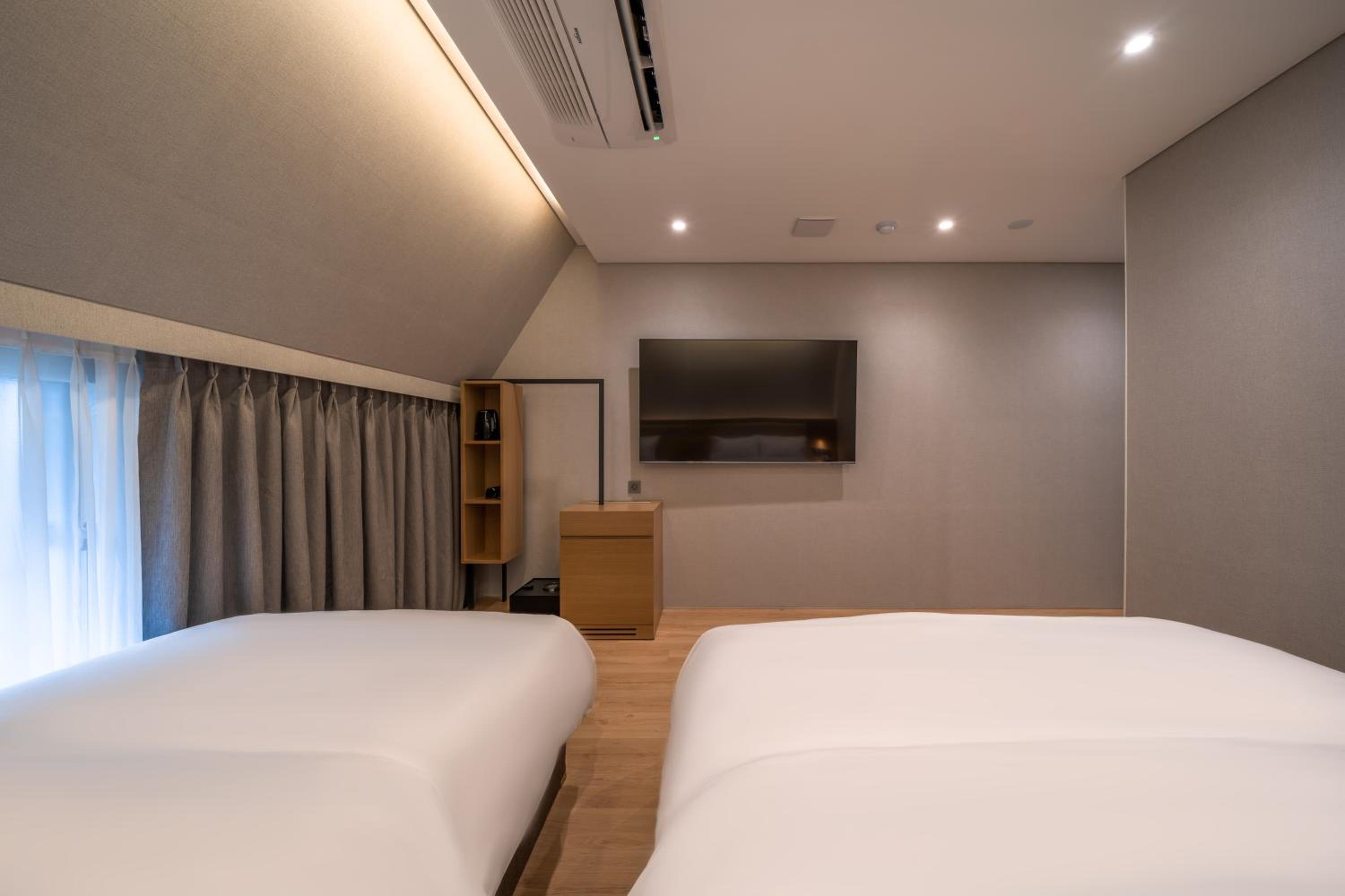 Standard Twin Room - Photo 4