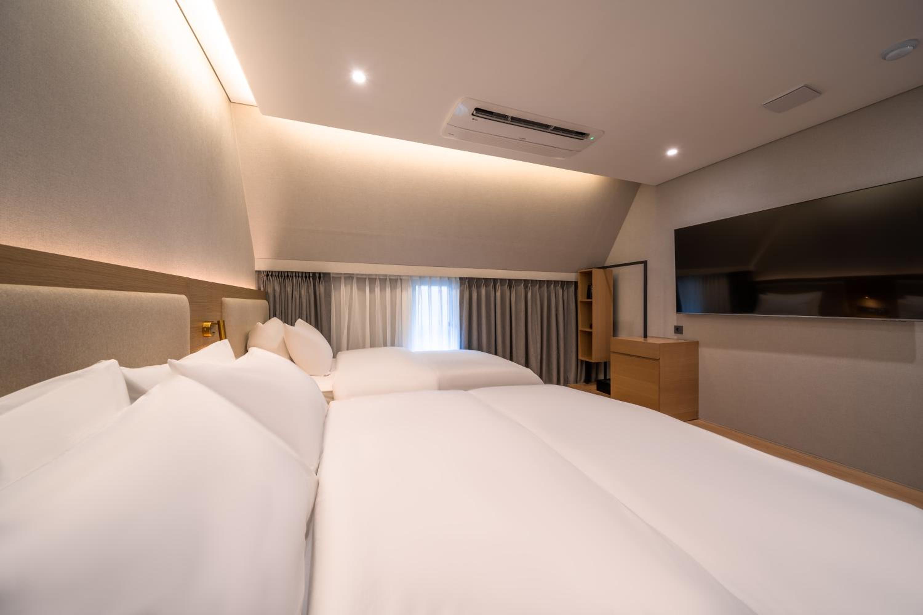 Standard Twin Room - Photo 5