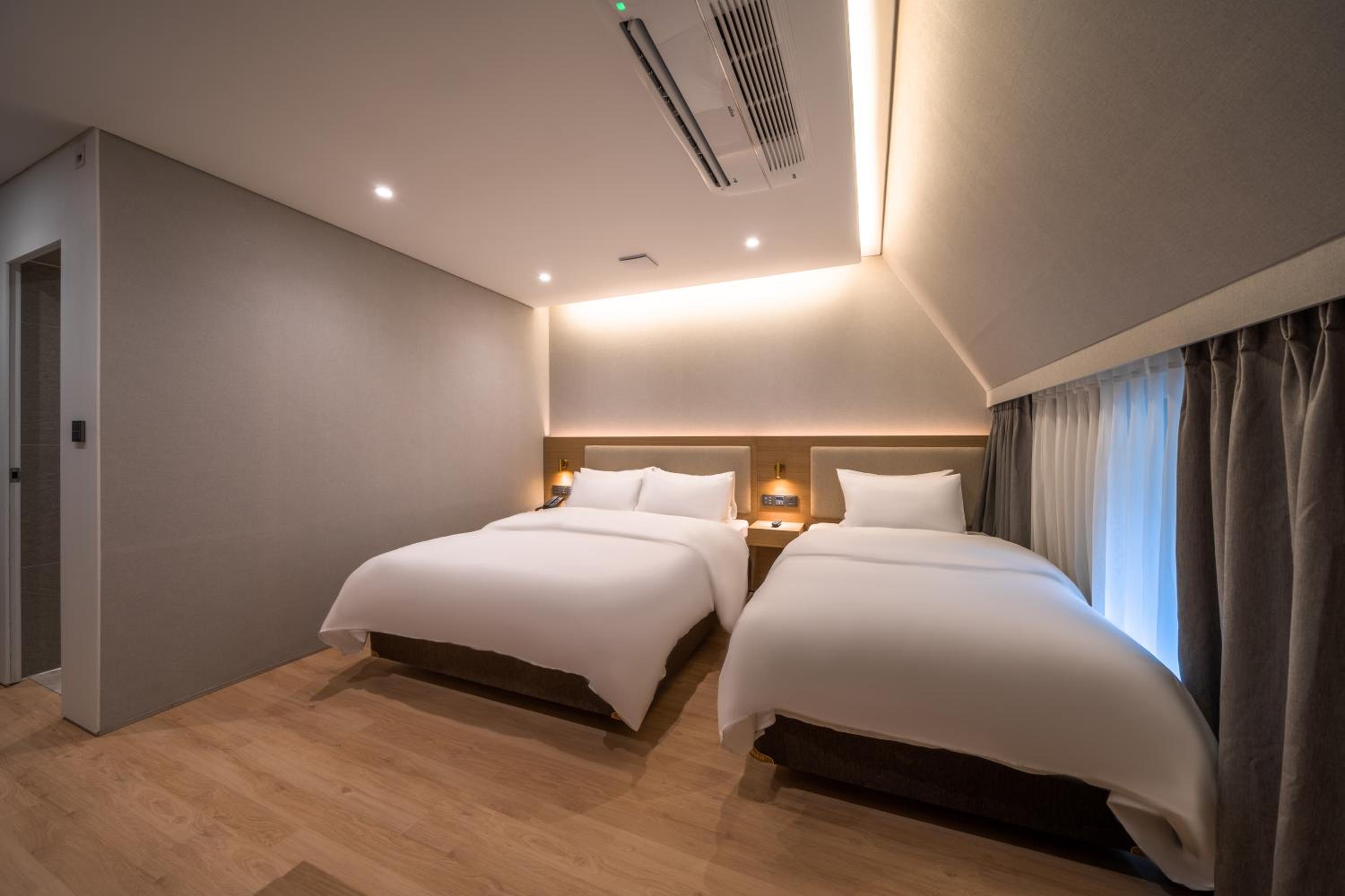 Standard Twin Room - Photo 6