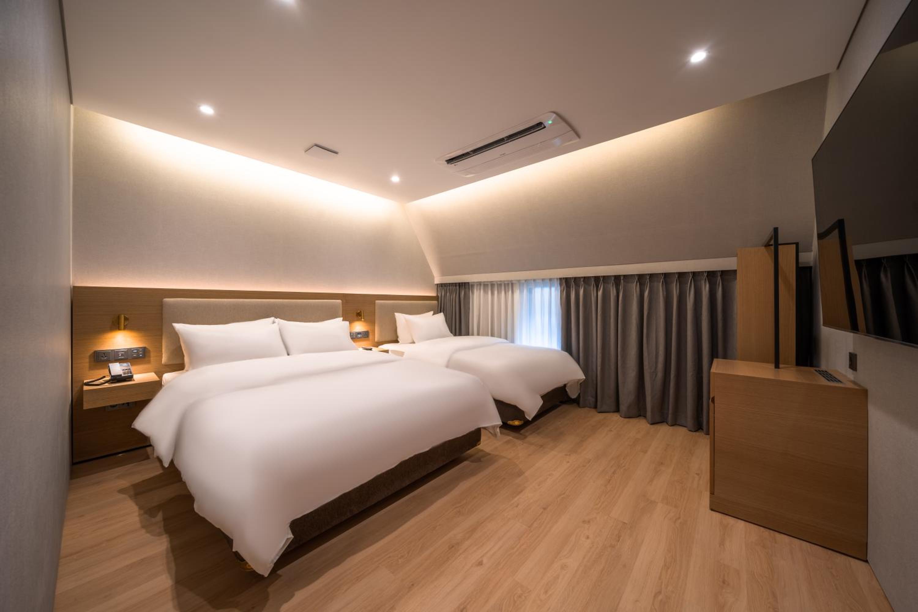 Standard Twin Room - Photo 2
