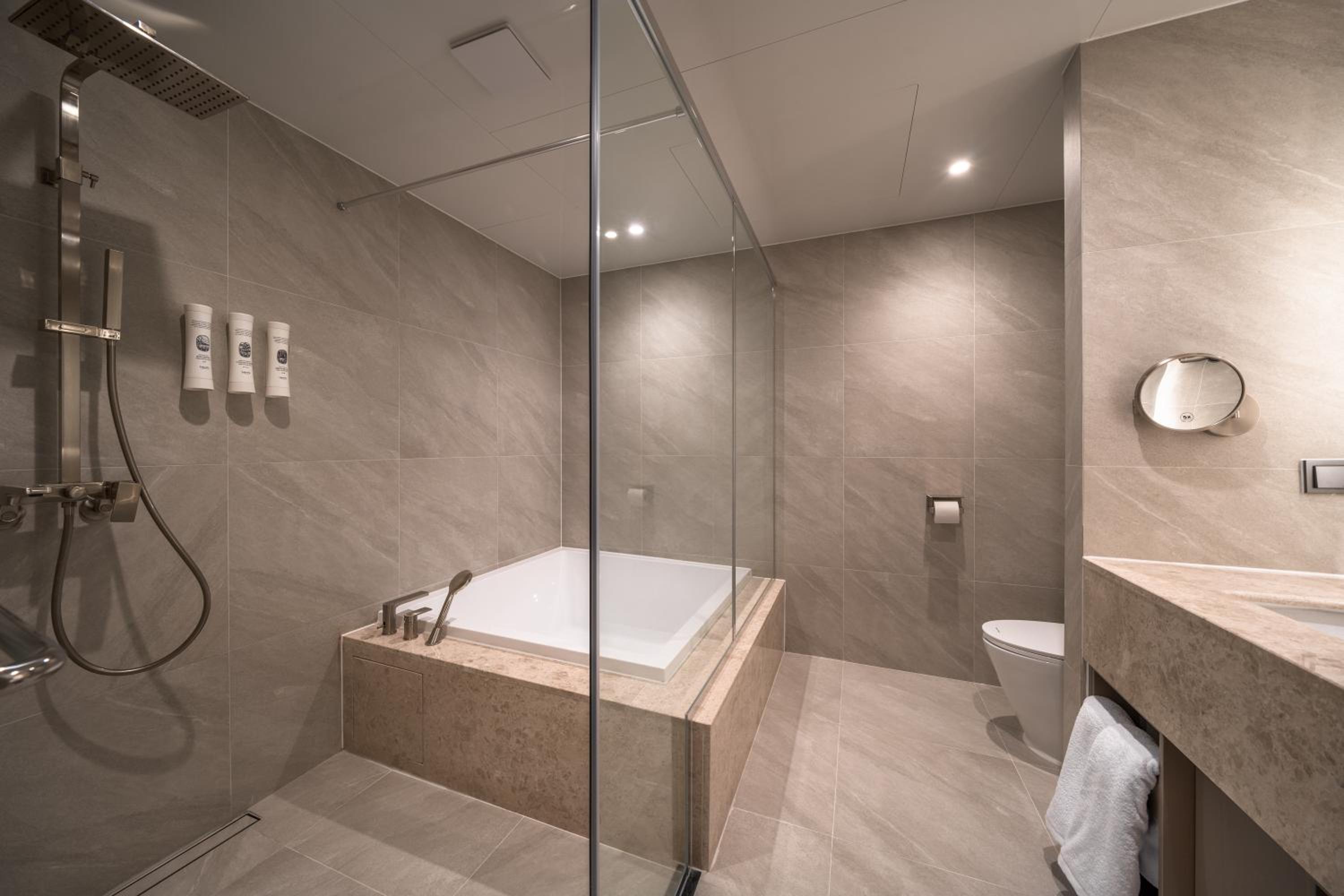 Suite - Photo 5