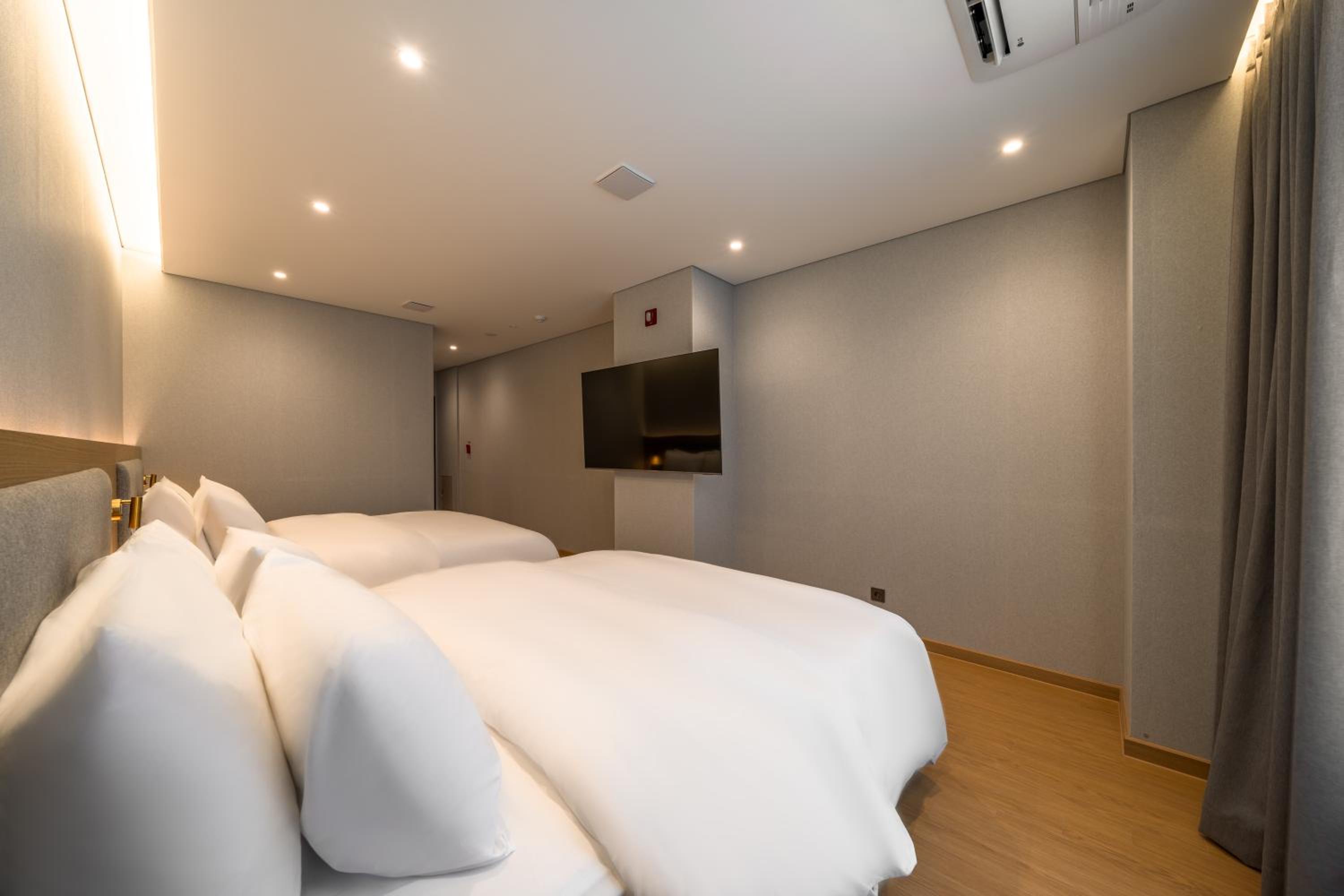 Family Room - Photo 4