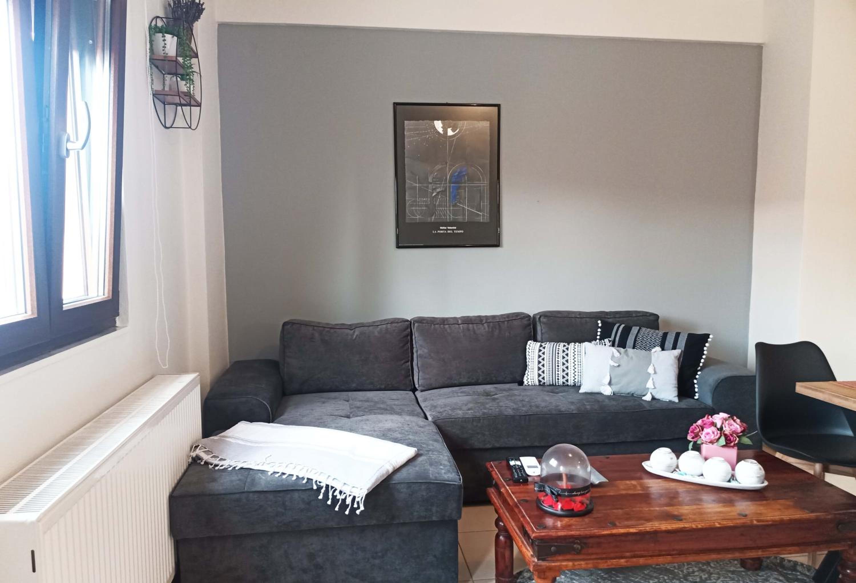 One-Bedroom Apartment photo 1