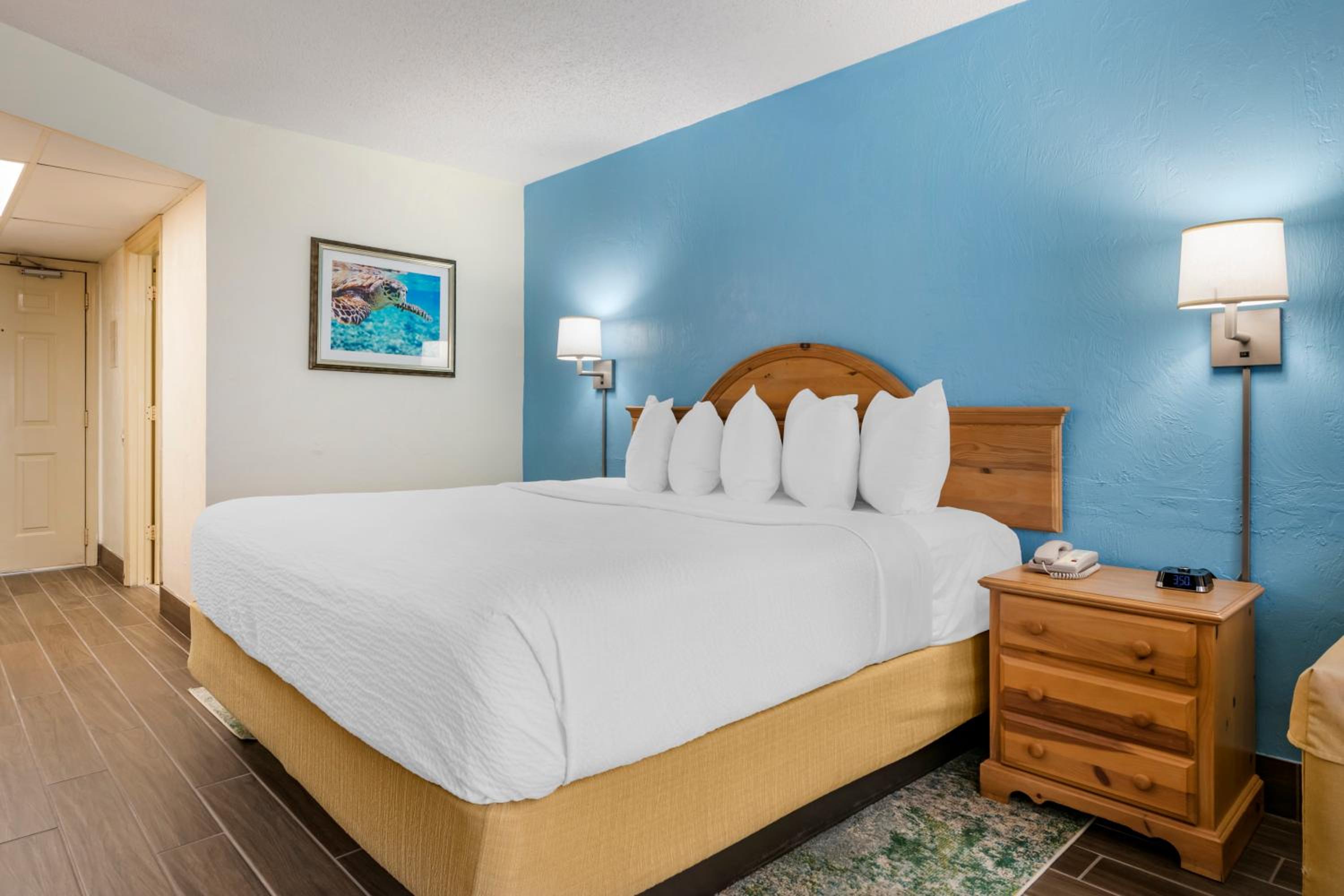 Deluxe King Oceanfront - Photo 8