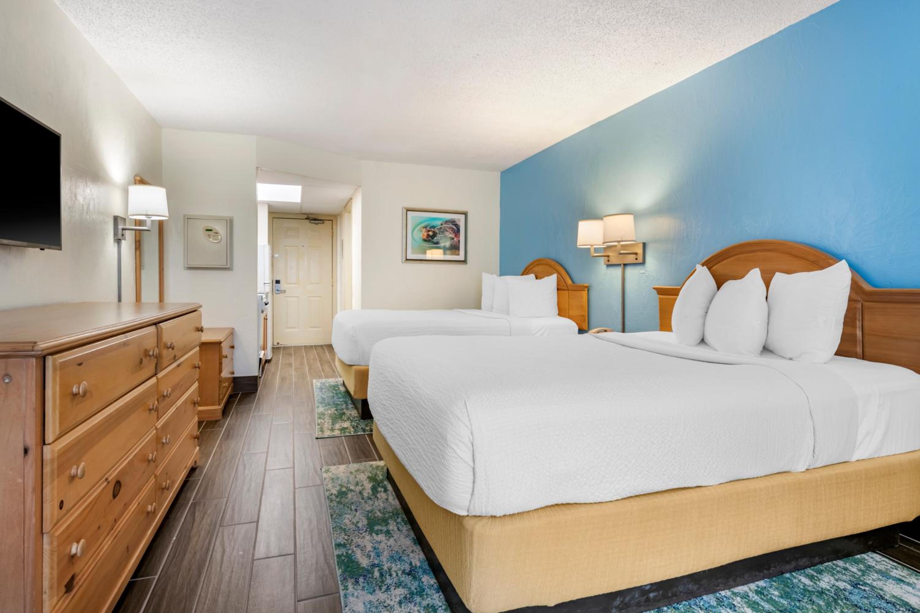 Deluxe Queen Room with Two Queen Beds - Ocean Front - Photo 11