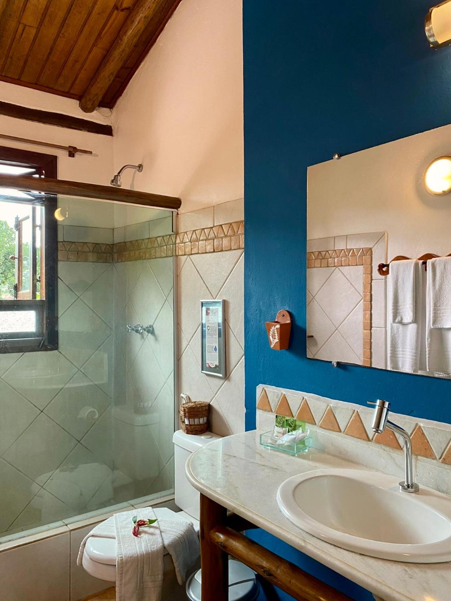 Queen Suite with Pool View photo 3