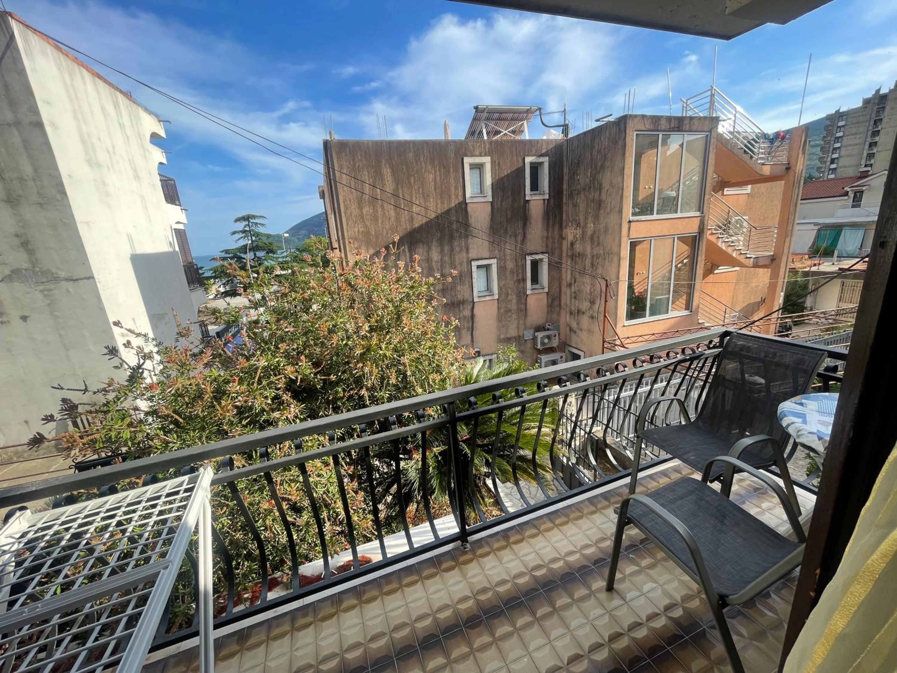 Apartment with Balcony photo 3