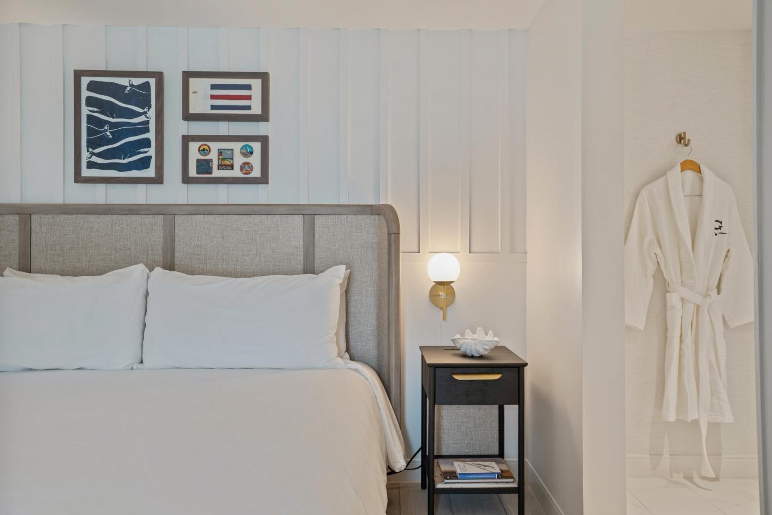 Queen Room with Two Queen Beds photo 2