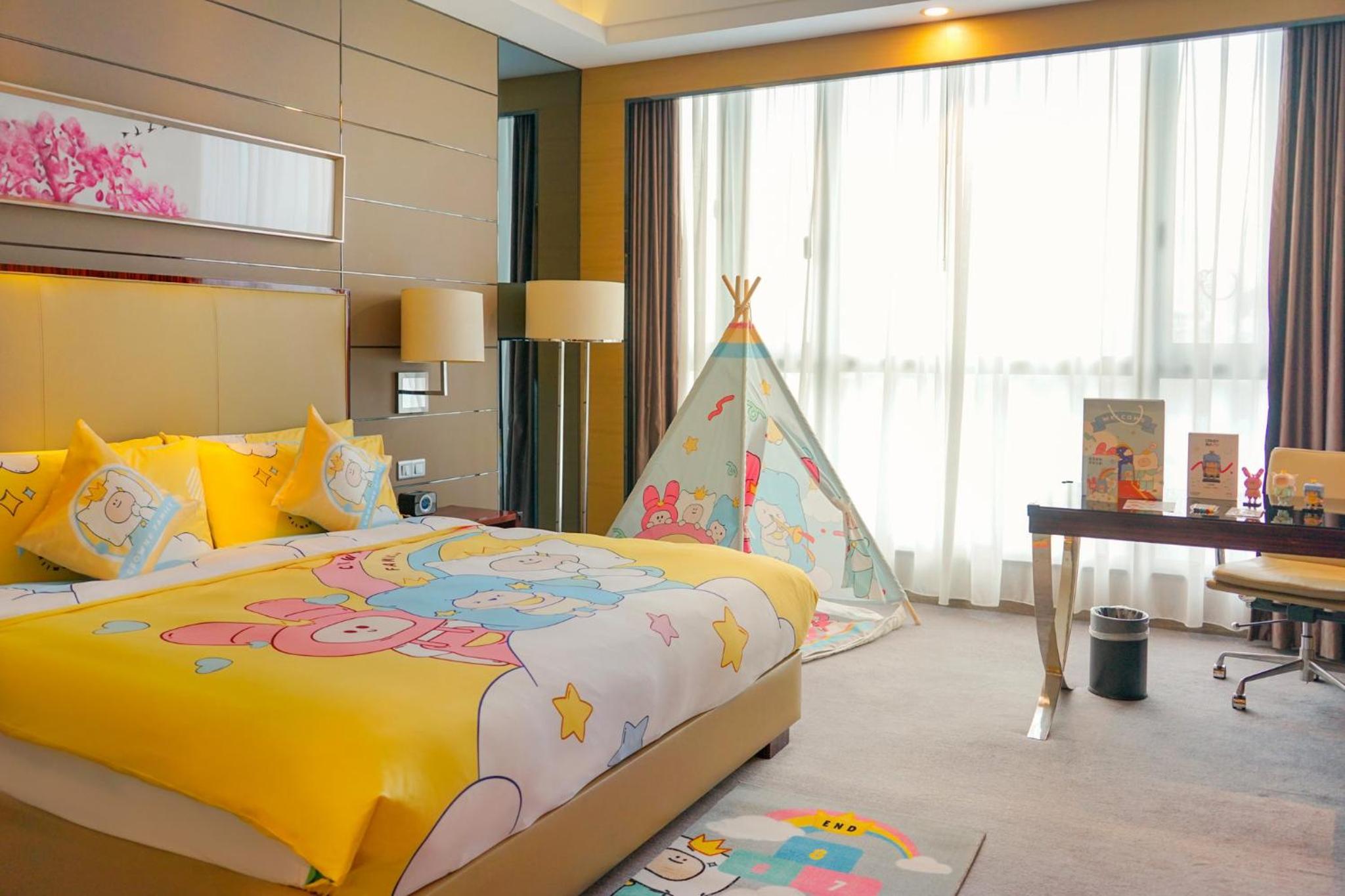 Standard Family King Room - Photo 3