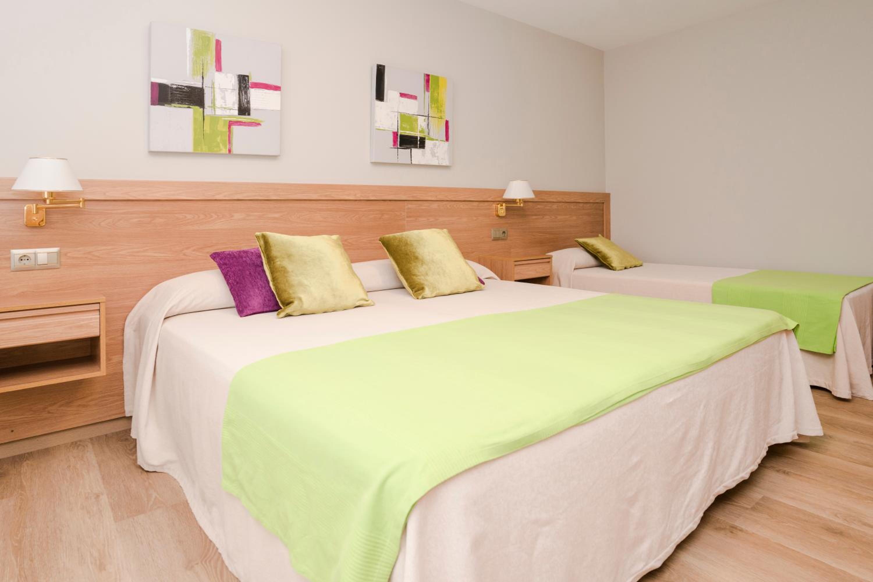 Double Room with Extra Bed photo 2