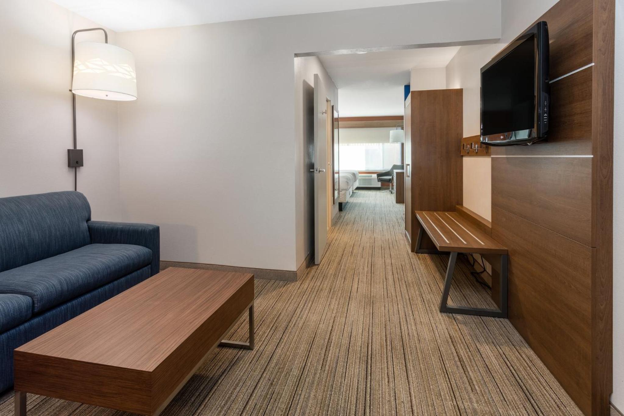 Queen Suite with Two Queen Beds - Photo 3