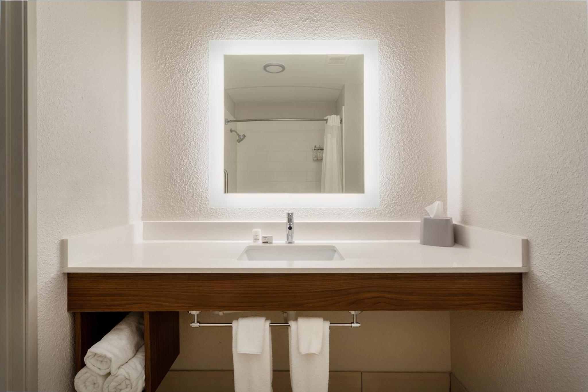 Standard King Room with Mobility Accessible Tub - Photo 2