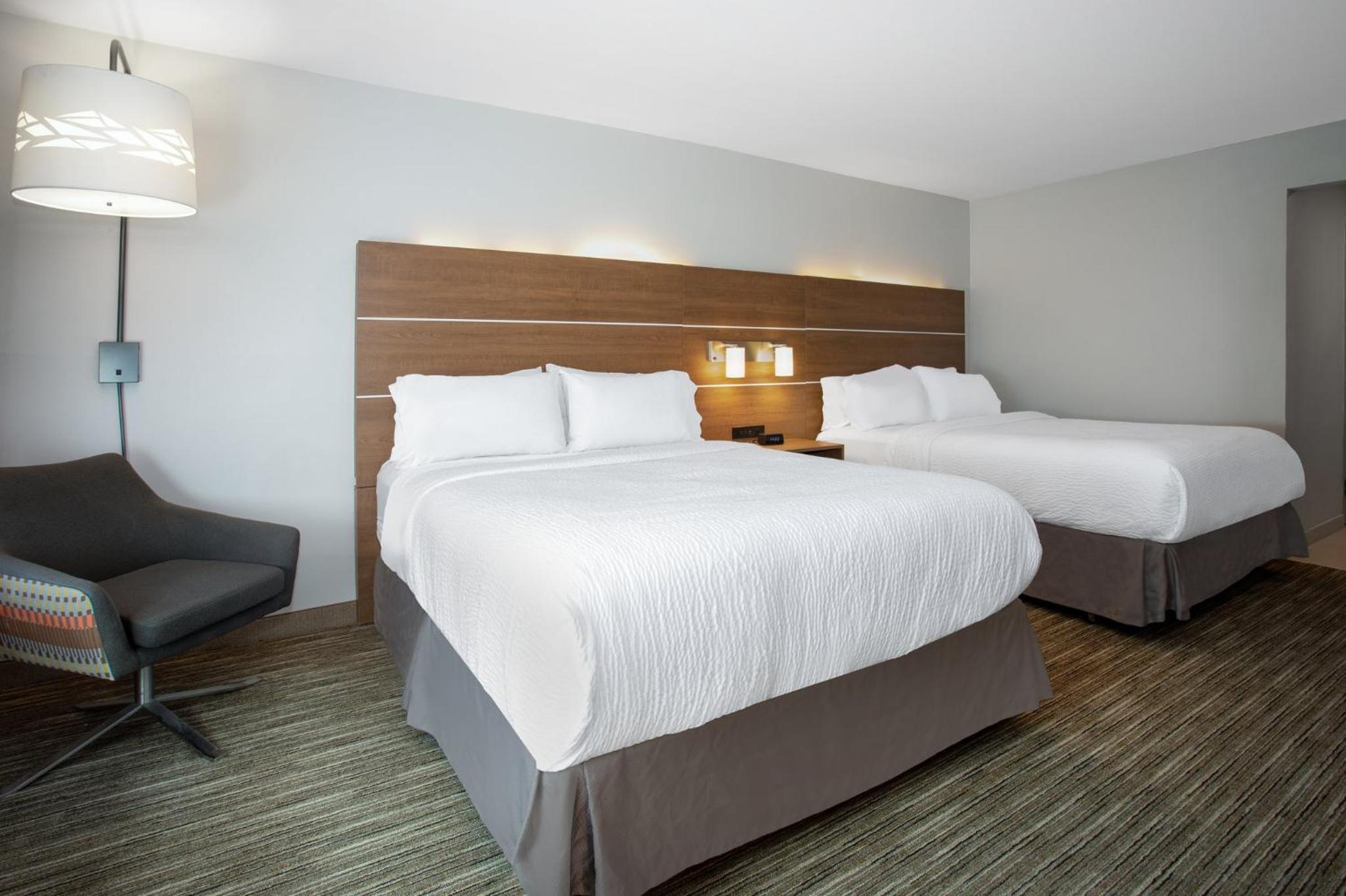 Standard Room with Two Queen Beds - Photo 4