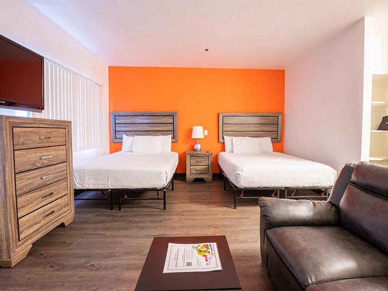 Queen Suite with Two Queen Beds - Photo 7