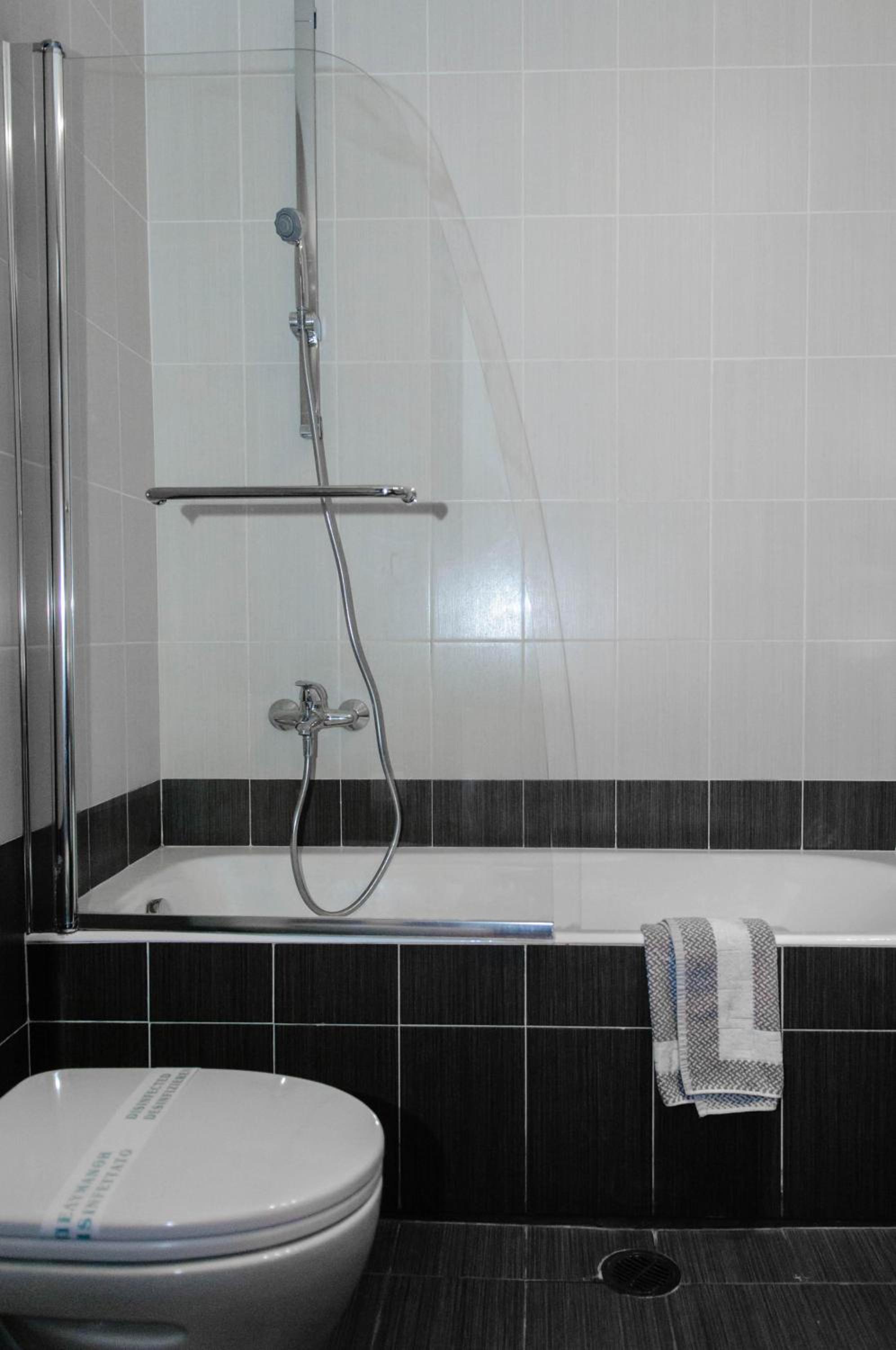 Standard Double or Twin Room with Side Sea View - Photo 5