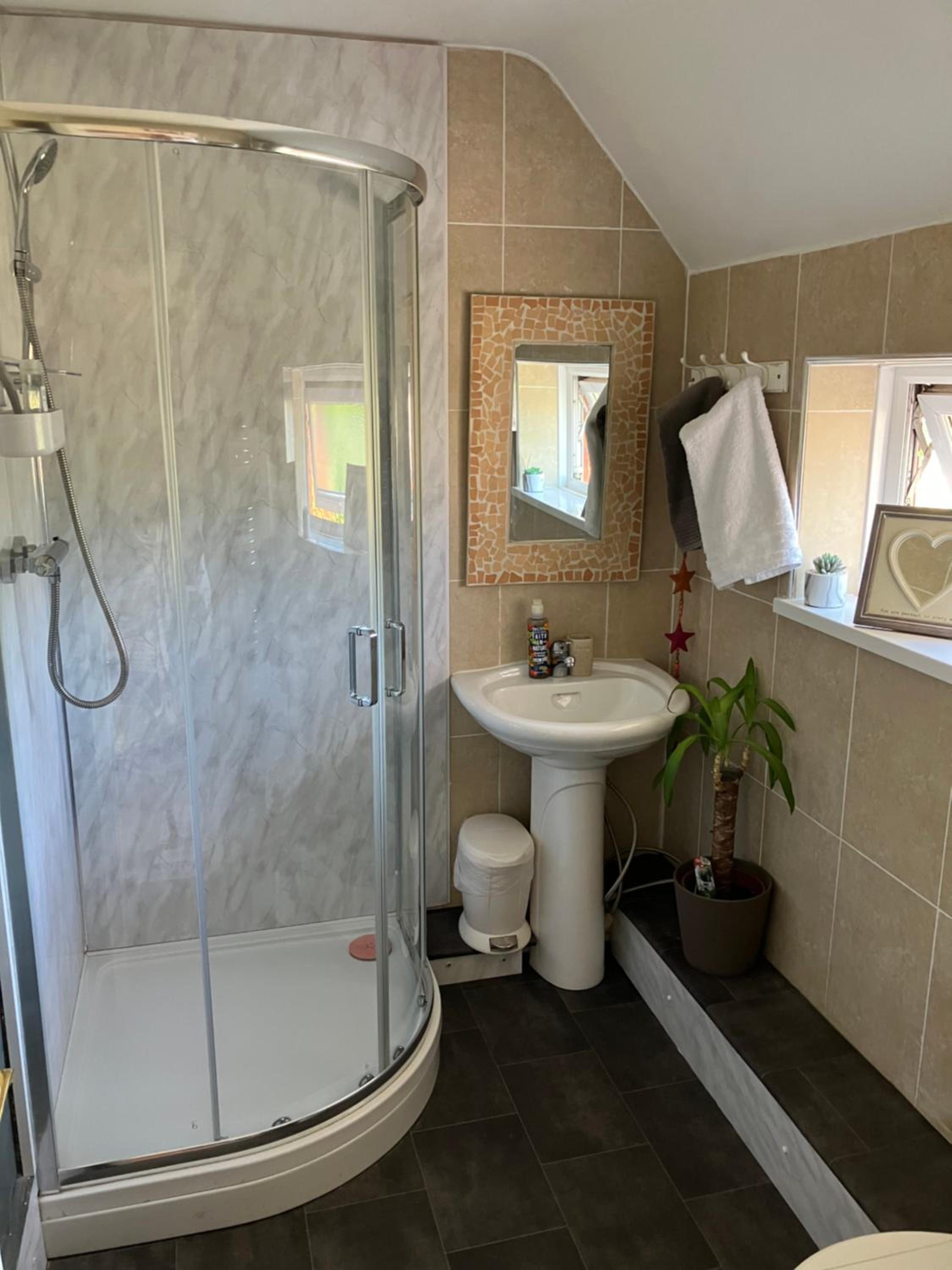 Triple Room with Private Bathroom - Photo 8