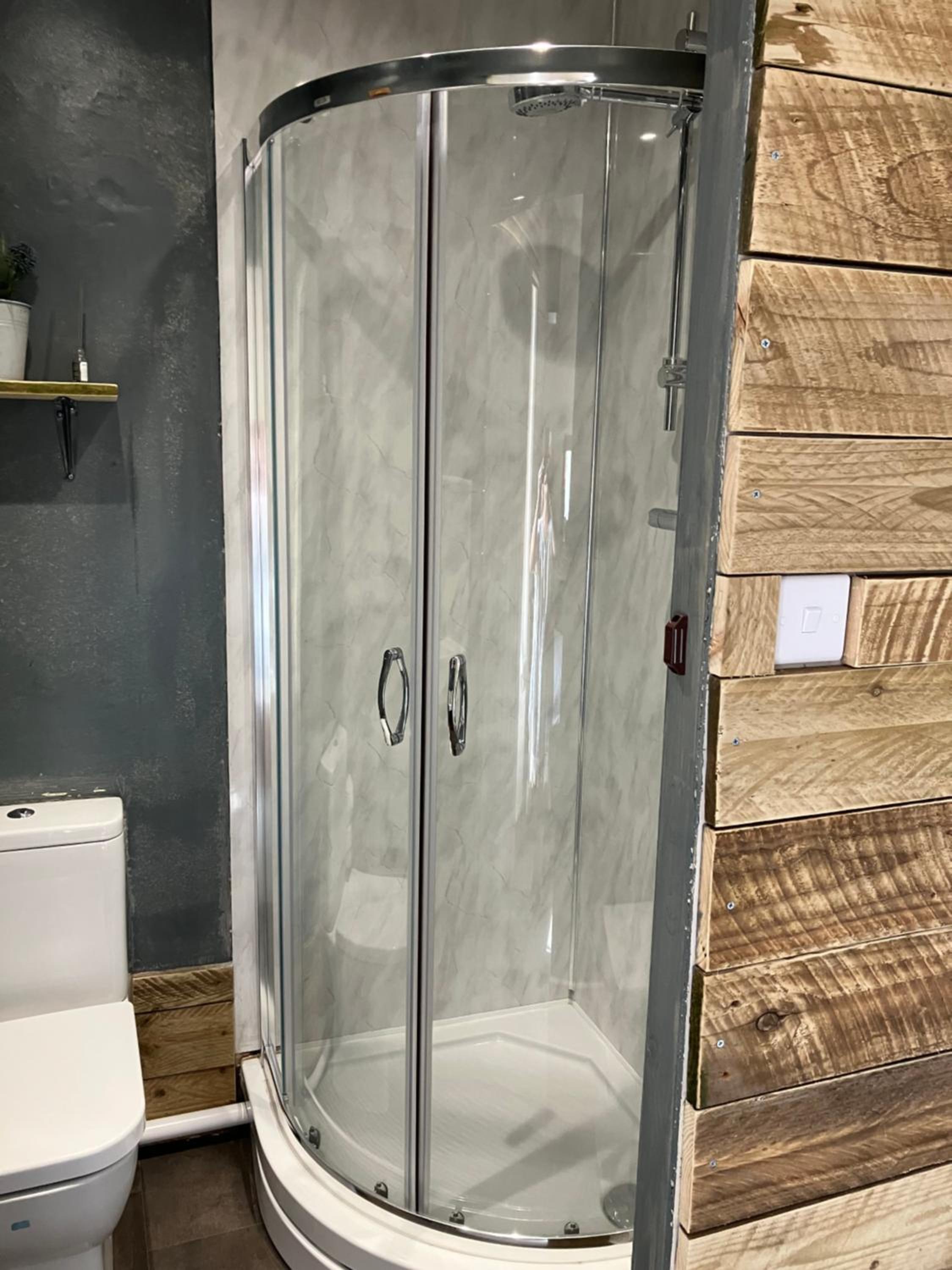 Double Room with Private Bathroom - Photo 2