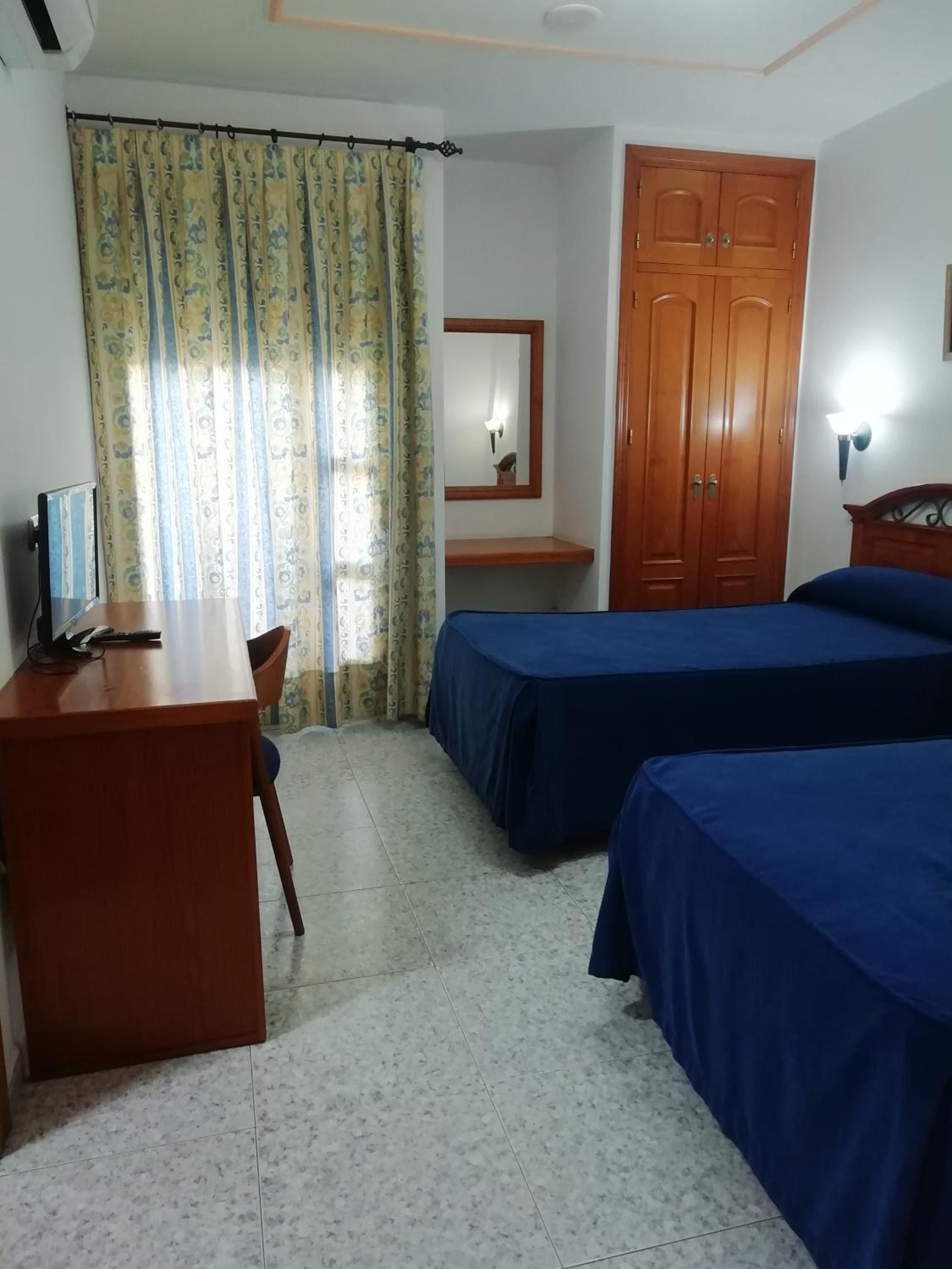 Double or Twin Room - Photo 4