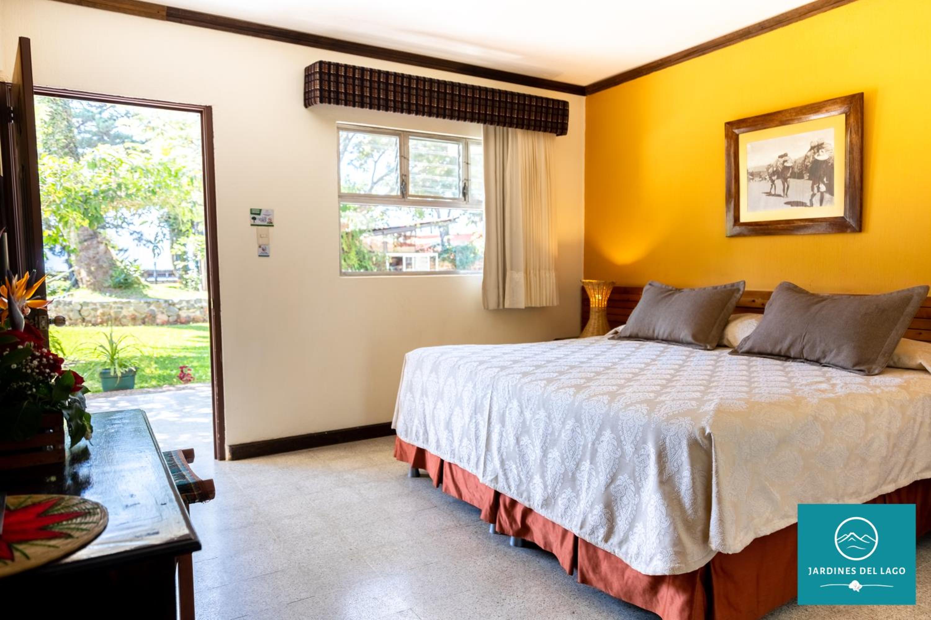 Single Room with Lake View or Garden View photo 2