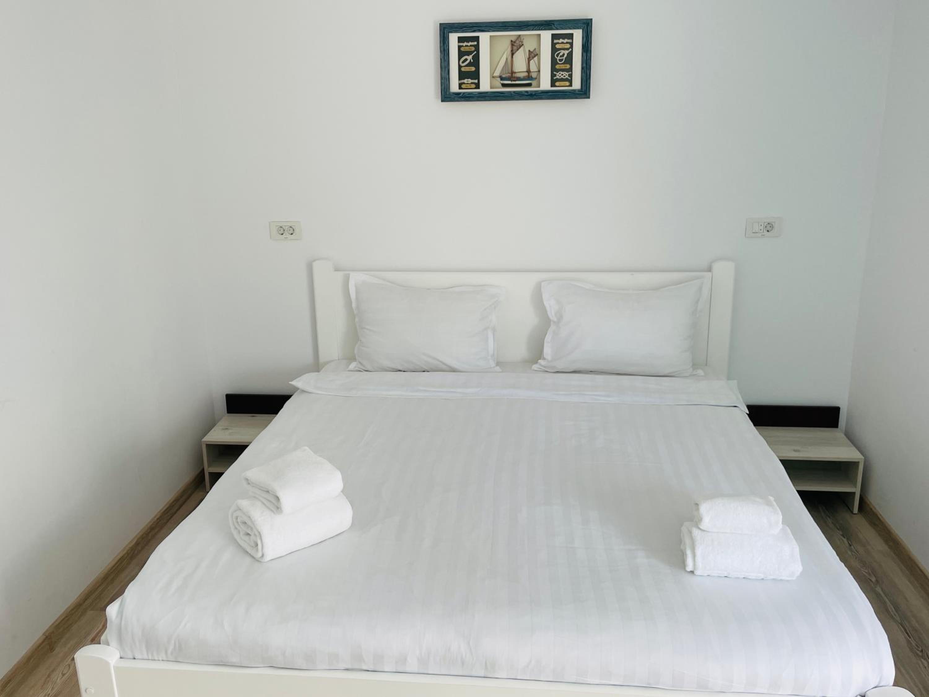 Five-Bedroom House photo 1