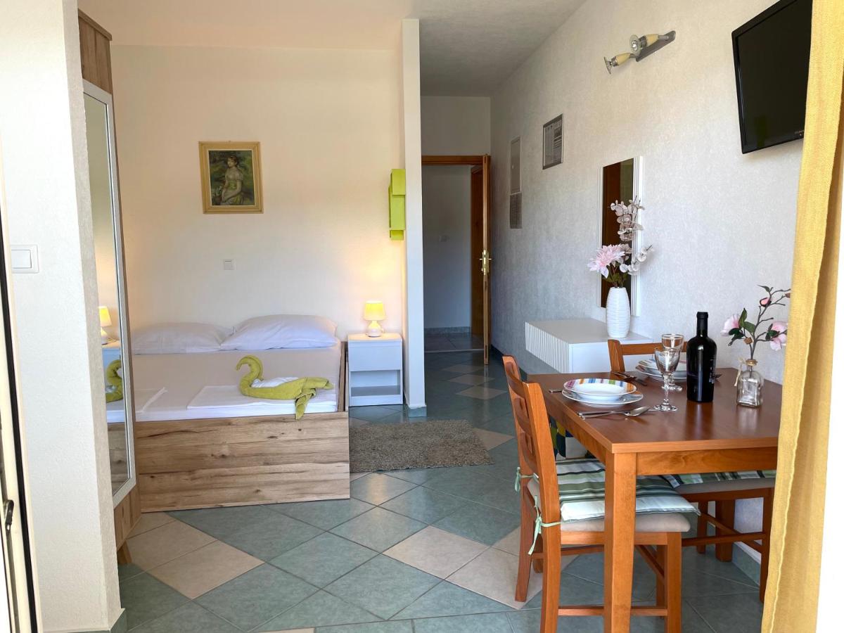 Studio Apartment with Balcony and Sea View photo 3