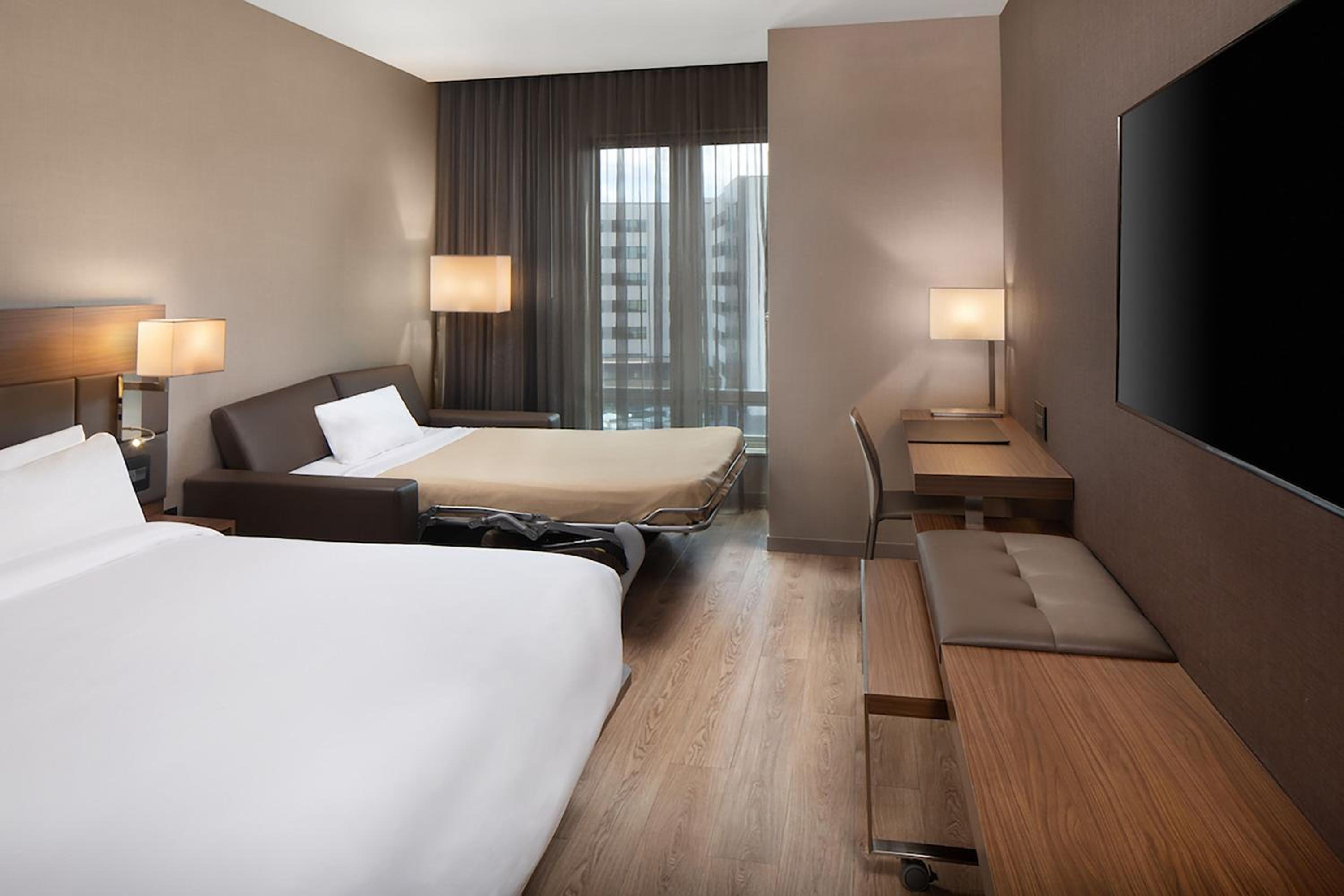 King Room with Sofa Bed - Hearing Accessible photo 2