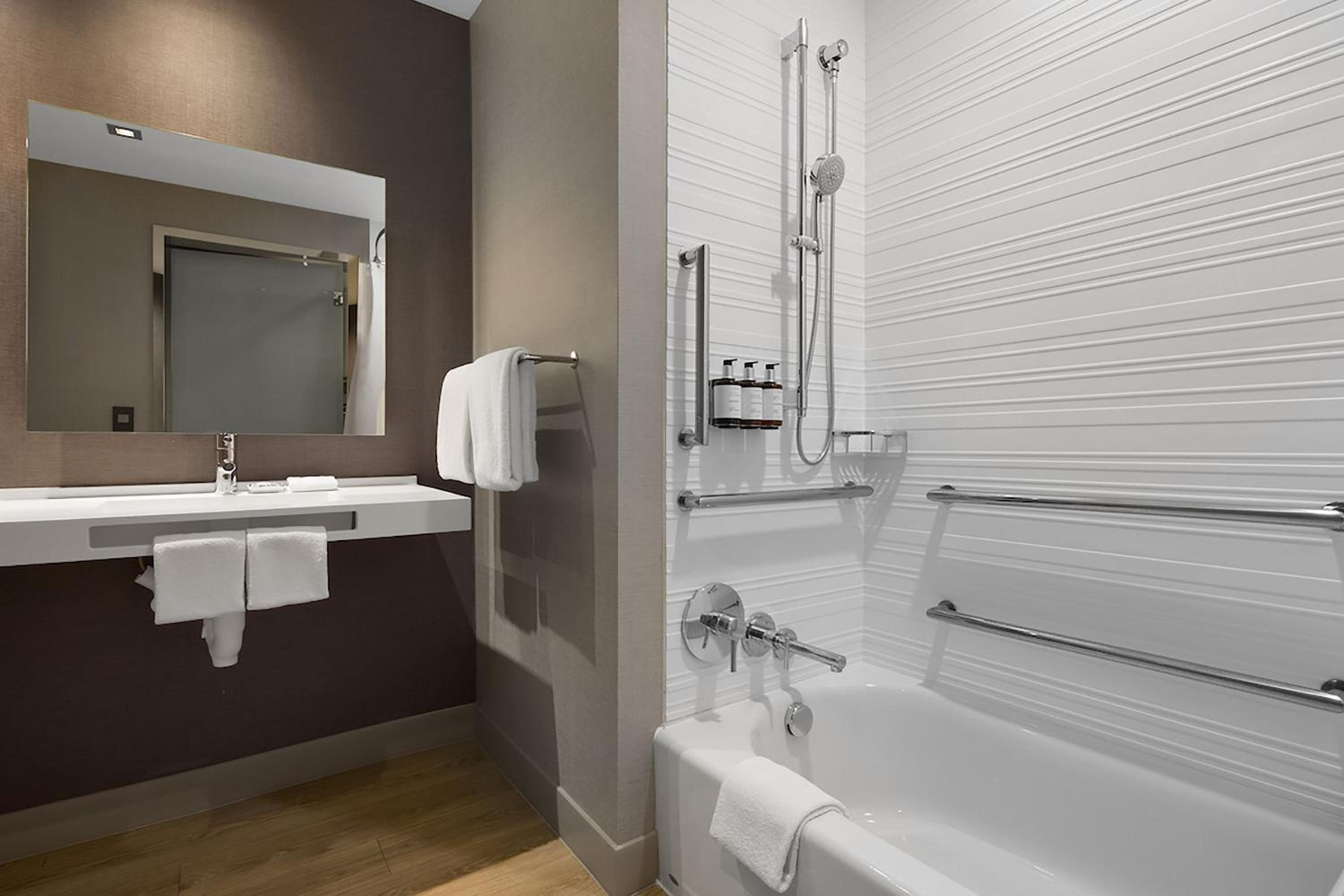 King Room with Bathtub - Mobility Access photo 3