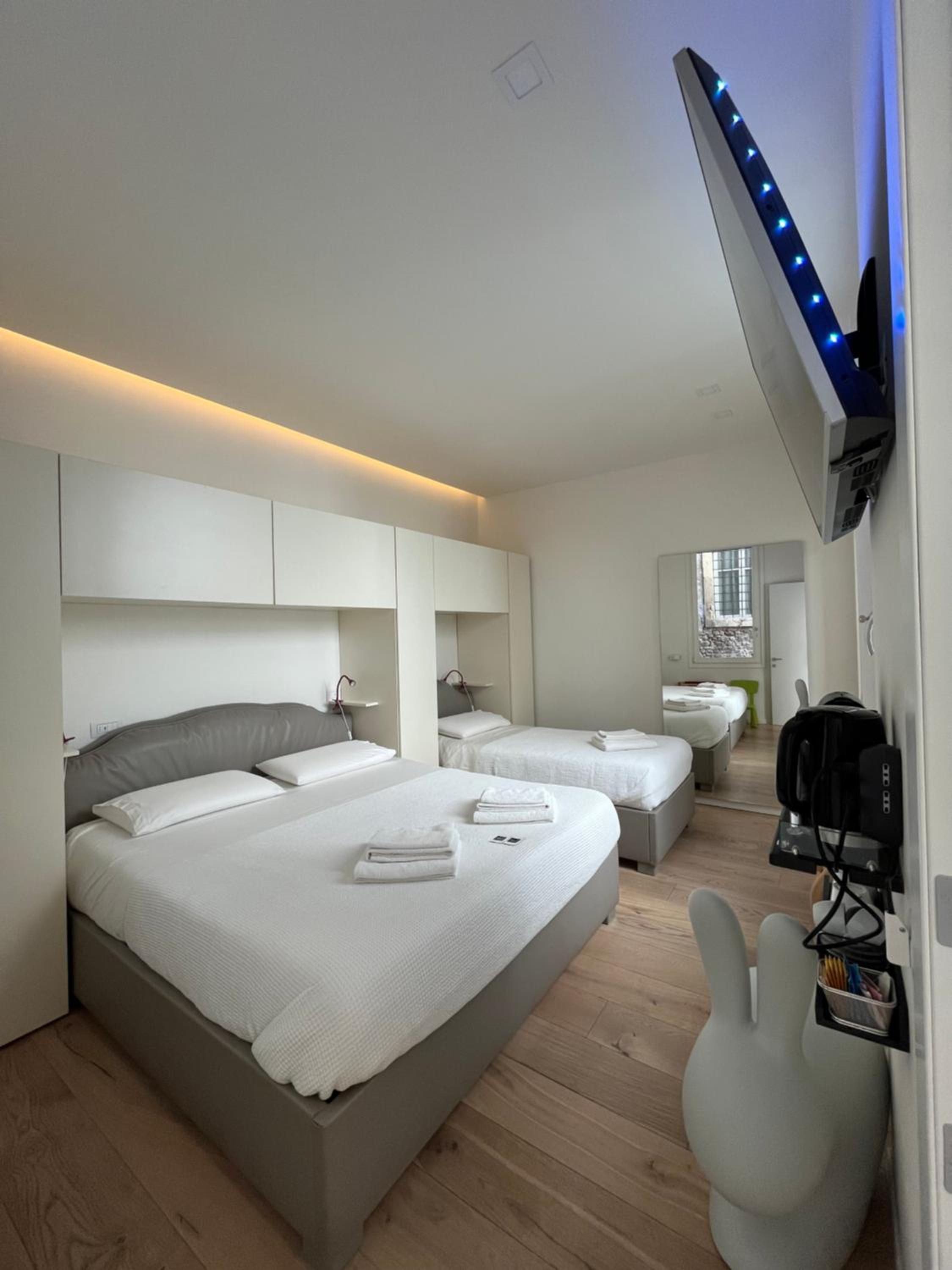 Triple Room with Private Bathroom - Photo 8