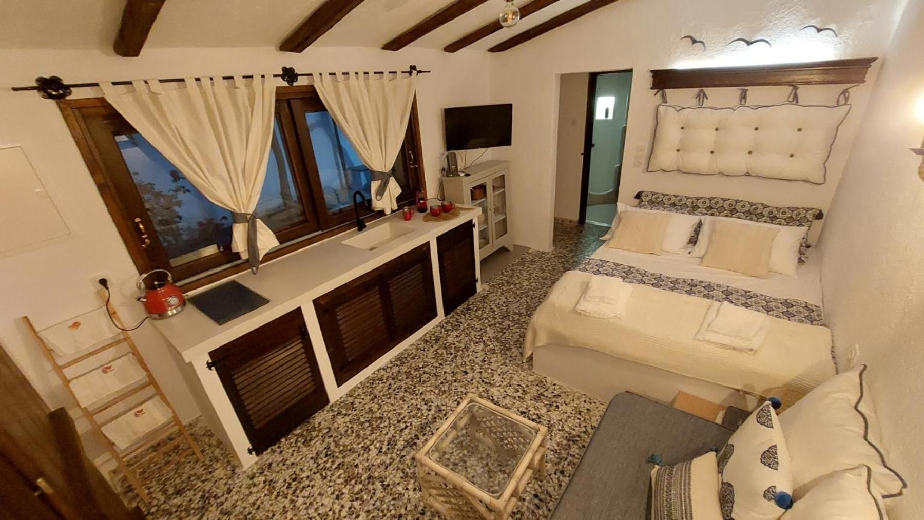 One-Bedroom House photo 1
